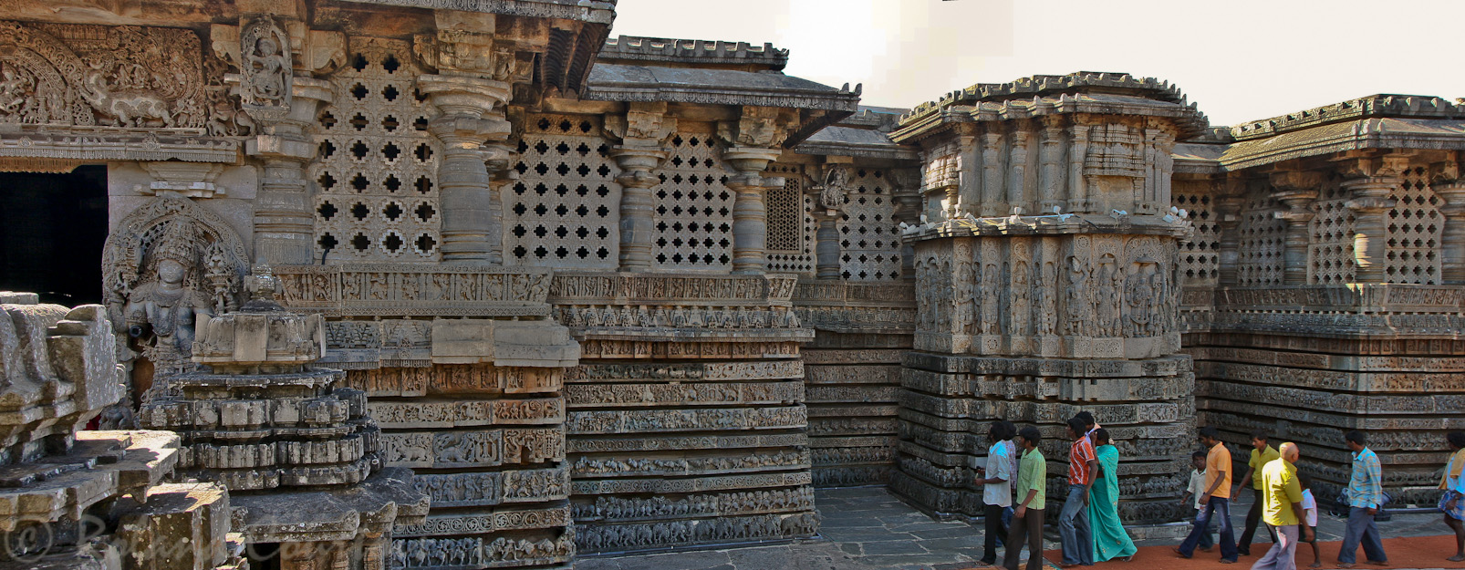 Halebid, temple de Hoysaleswara: Couloir entre les deux sanctuaires.