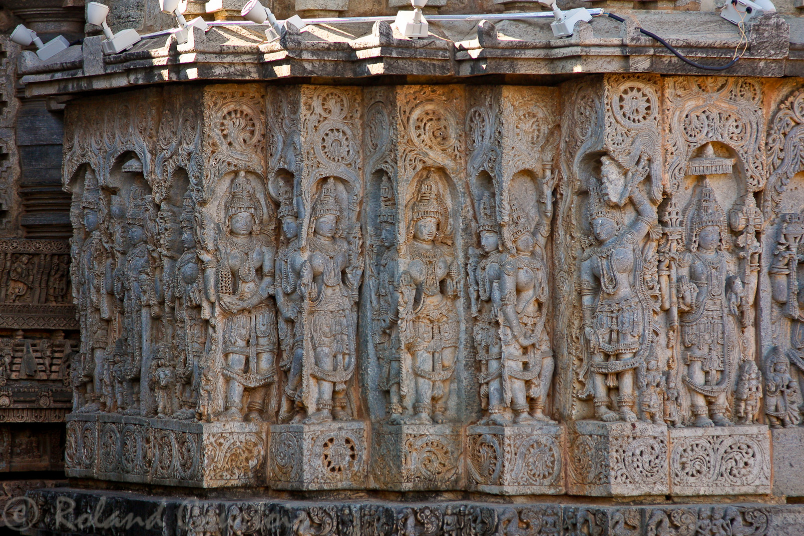 Halebid, temple de Hoysaleswara: Frise entre les deux sanctuaires.