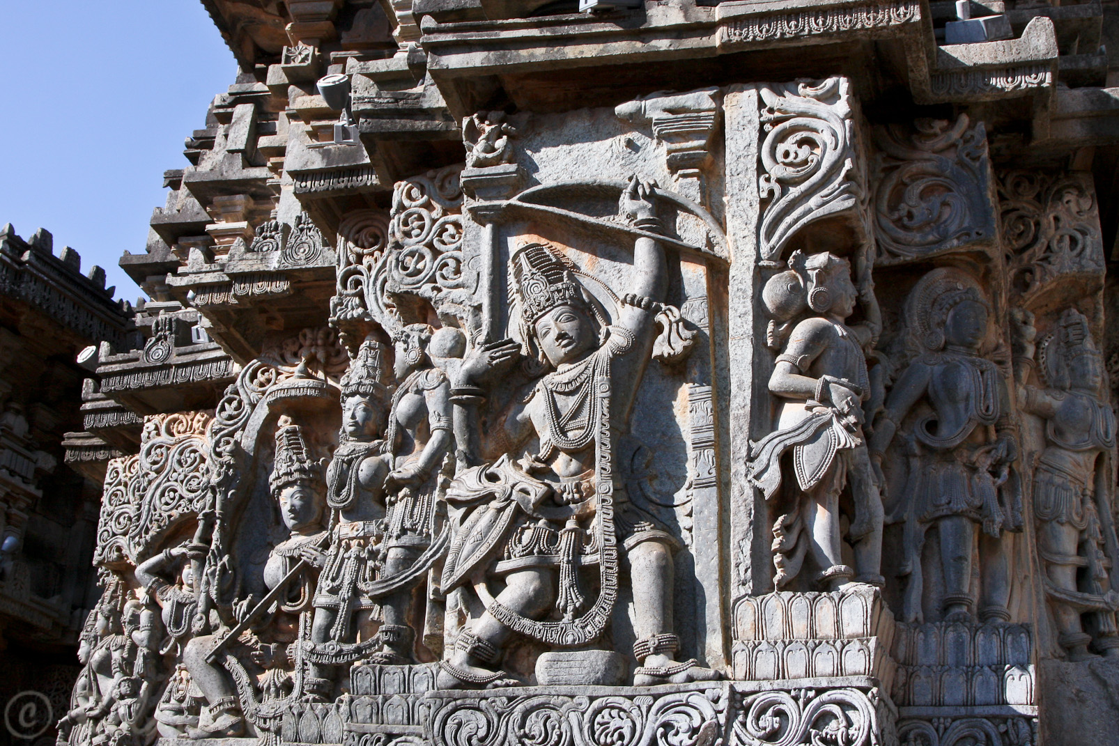 Halebid, temple de Hoysaleswara: Râma tire une flèche avec l'arc de Vishnou, ce qui prouve qu'il est bien un avatar de Vishnou.