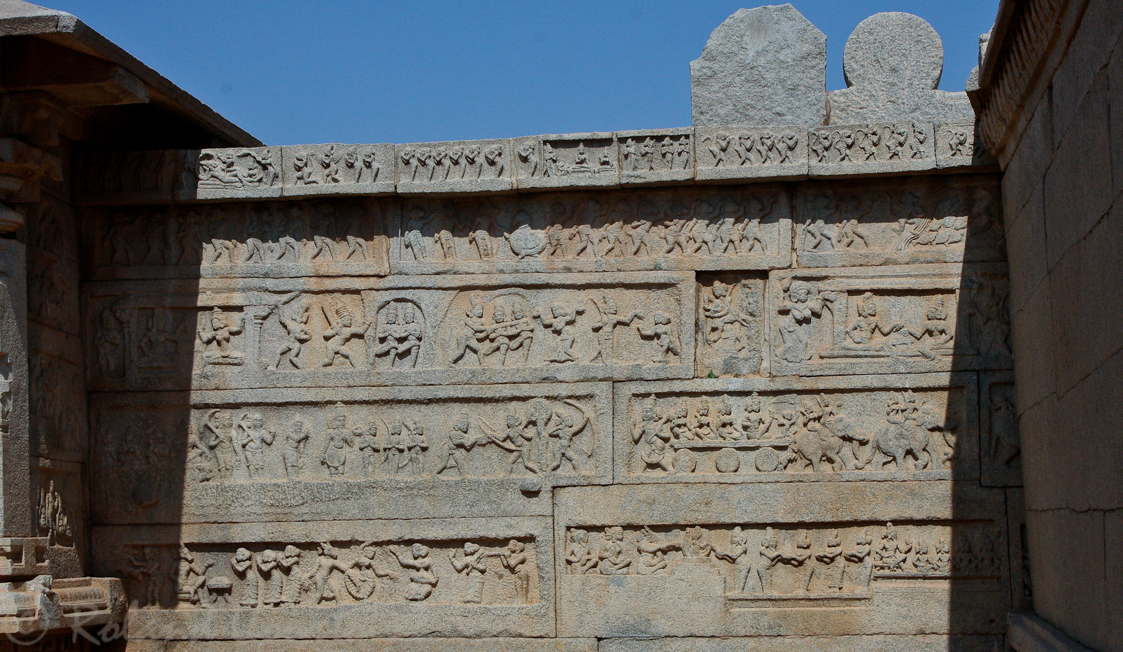 Temple de Hazara Rama: d'autres scènes du Ramayana avec un beau chariot tiré par un éléphant.