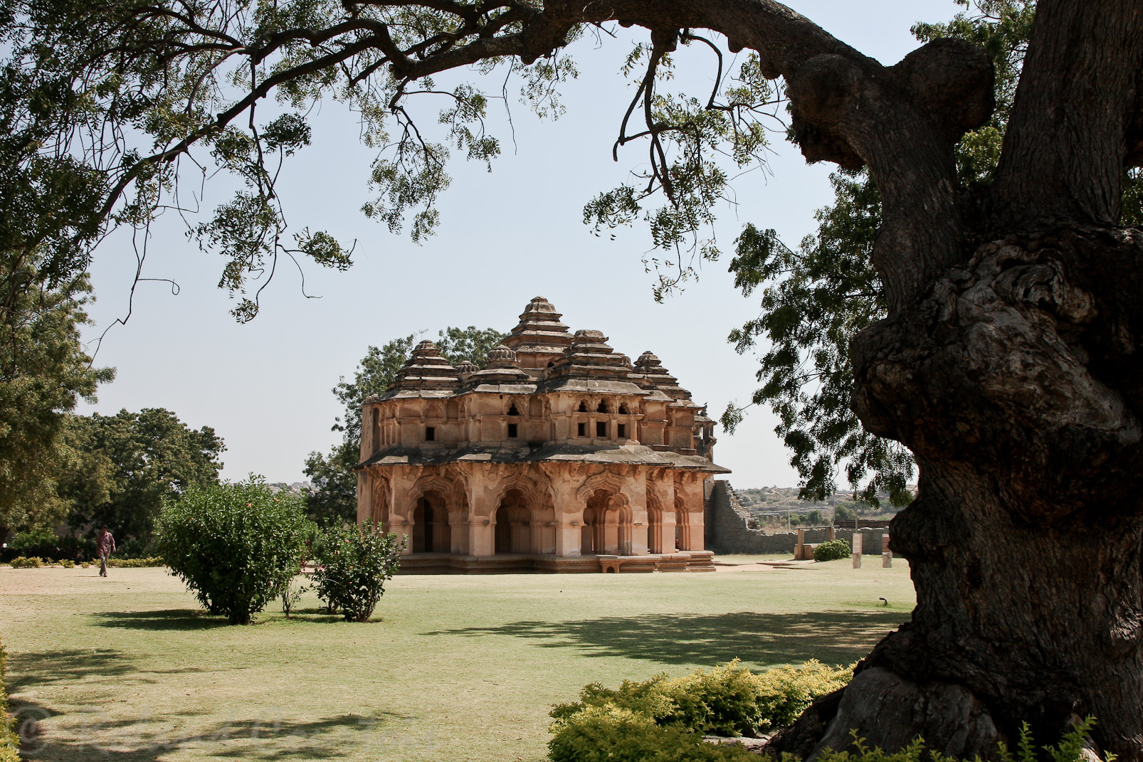 Enclos du Zenana: le Lotus Mahal, érigé sur 24 piliers massifs.
