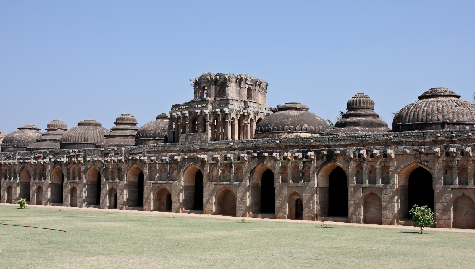 Etable des éléphants: ce vaste édifice, dédié aux pachydermes, a des allures de palais.