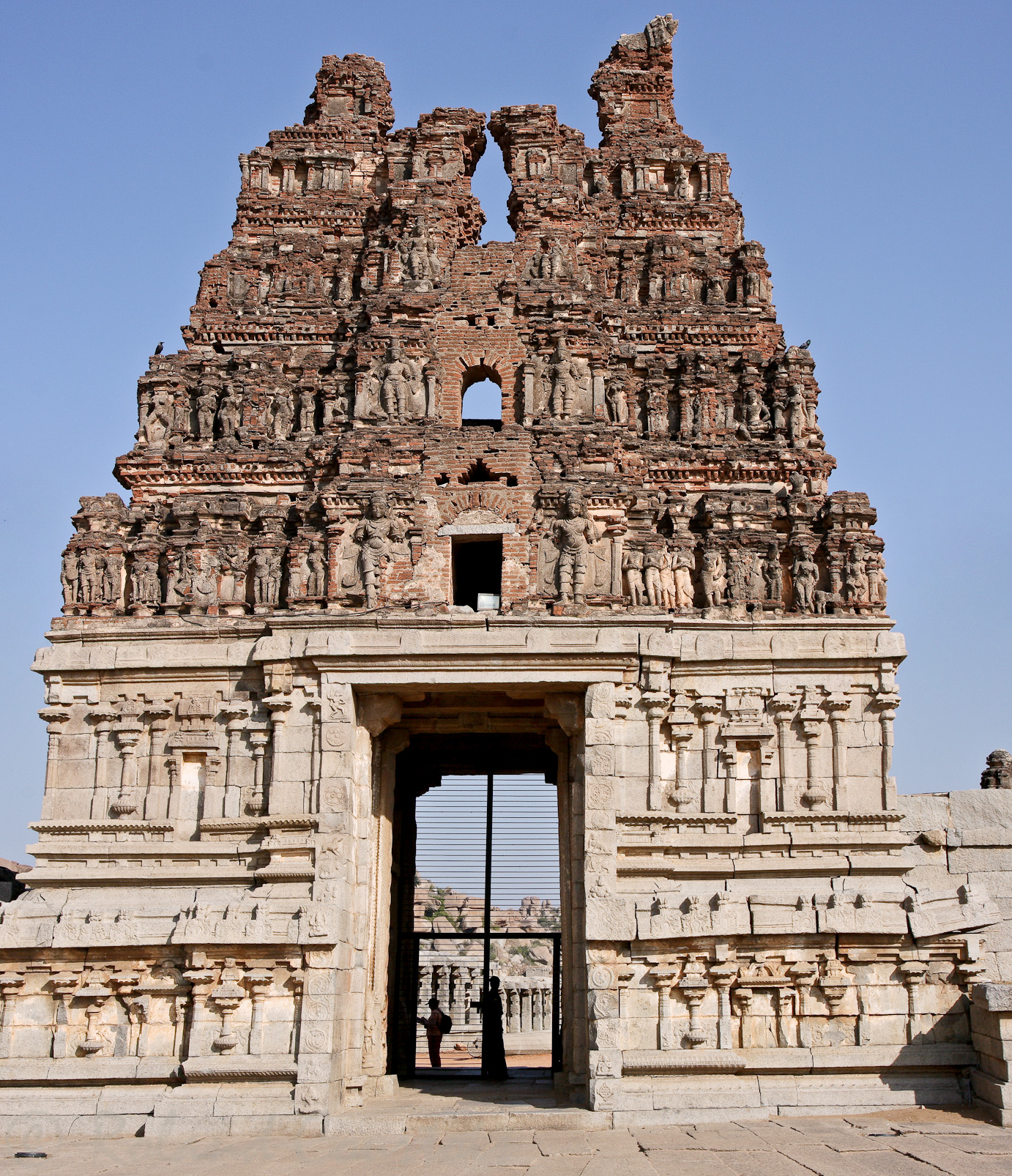 Temple de Vithala: gopuram d'entrée vu de l'intérieur de l'enceinte.