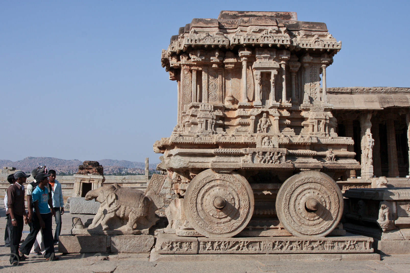 Temple de Vithala: le pavillon de Garuda, monture de Vishnou, est un ratha de pierre tiré par des éléphants.