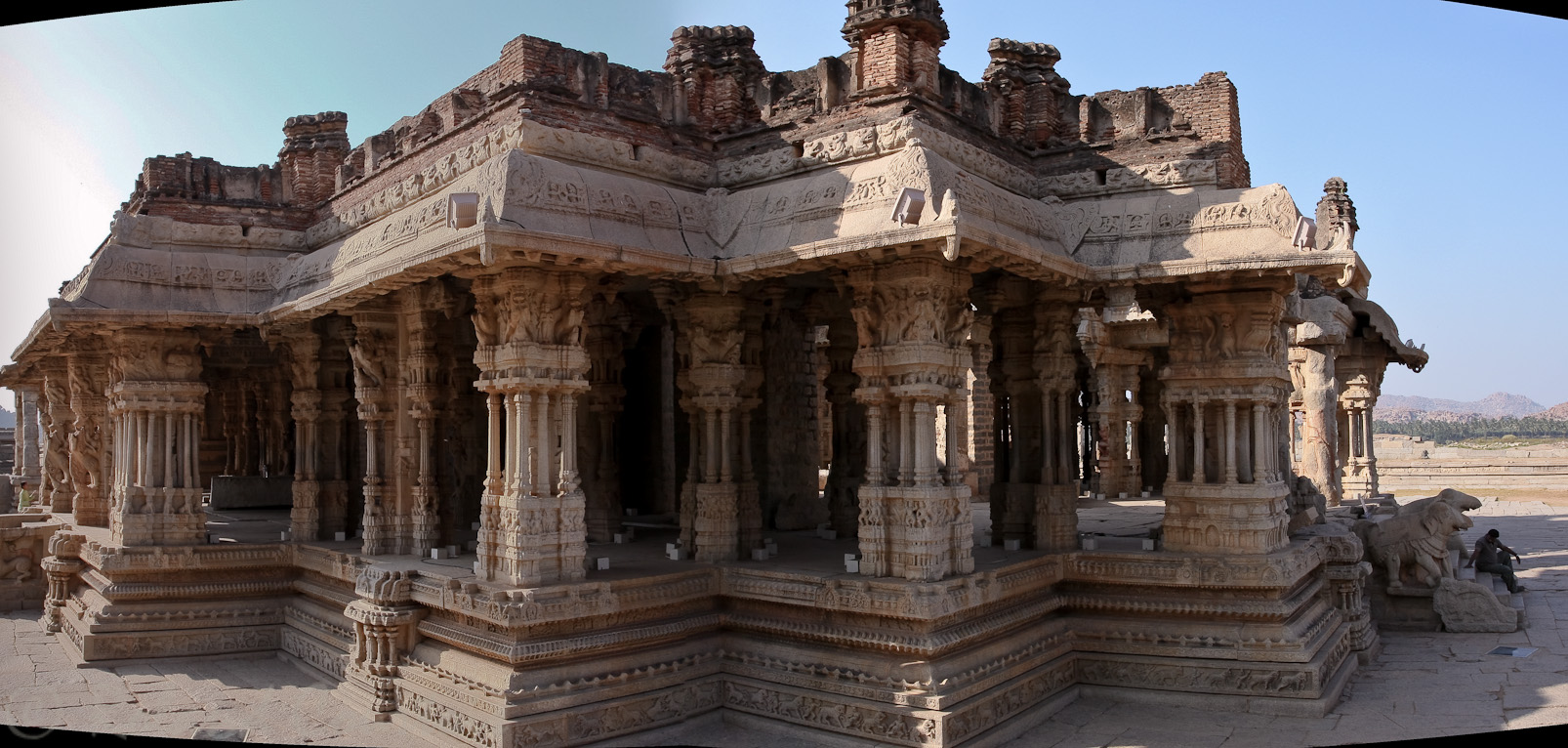Temple de Vithala: mandapa, salle hypostyle, précédant le temple principal.