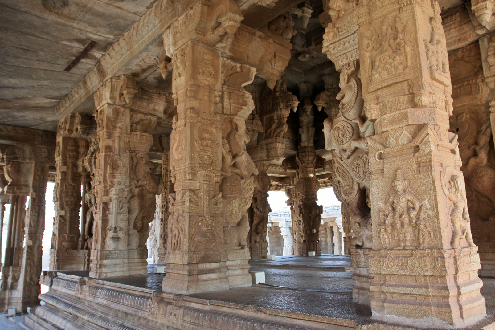 Temple de Vithala: à l'intérieur 56 pilliers magnifiquement décorés de motif religieux.