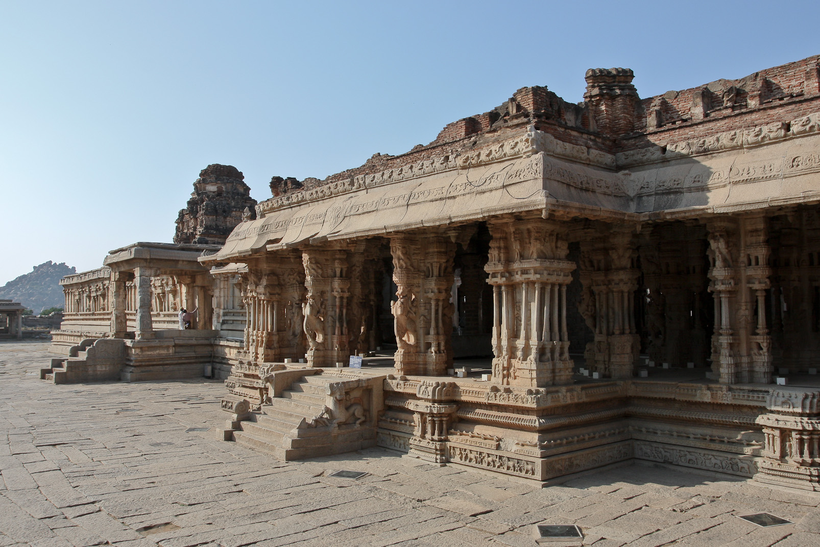 Temple de Vithala: façade sud de la salle hypostyle. En arrière plan le sanctuaire.
