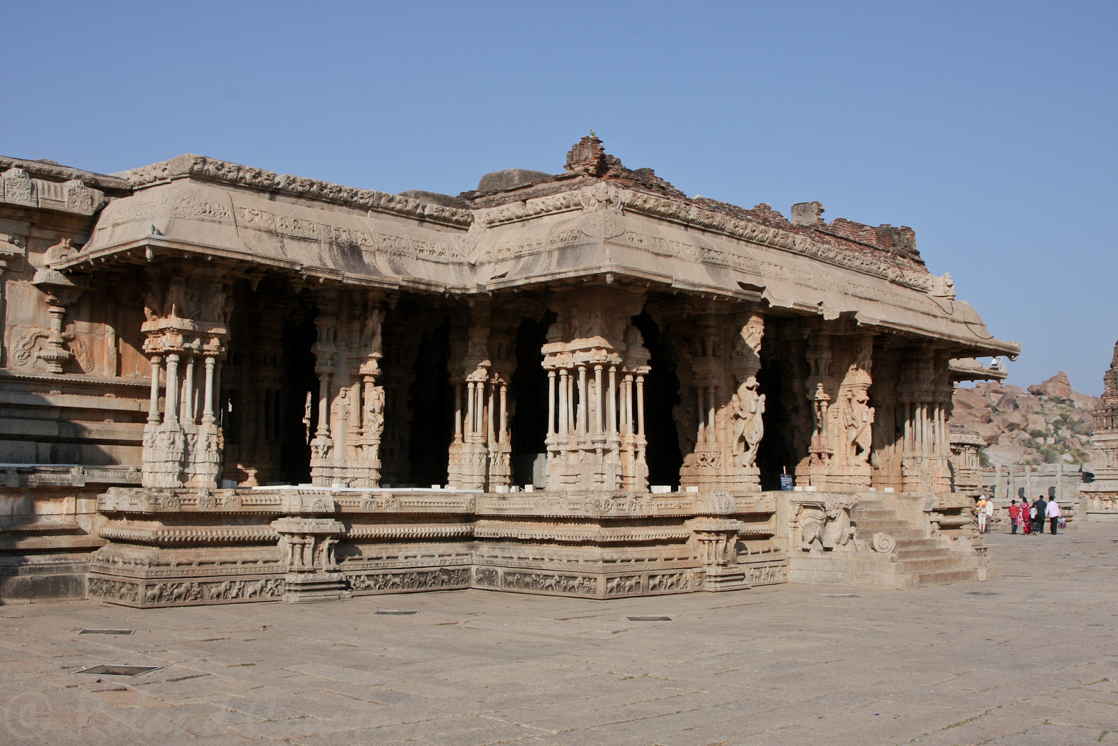 Temple de Vithala: à la base du podium court une frise mettant en scène des chevaux et leurs palefreniers.