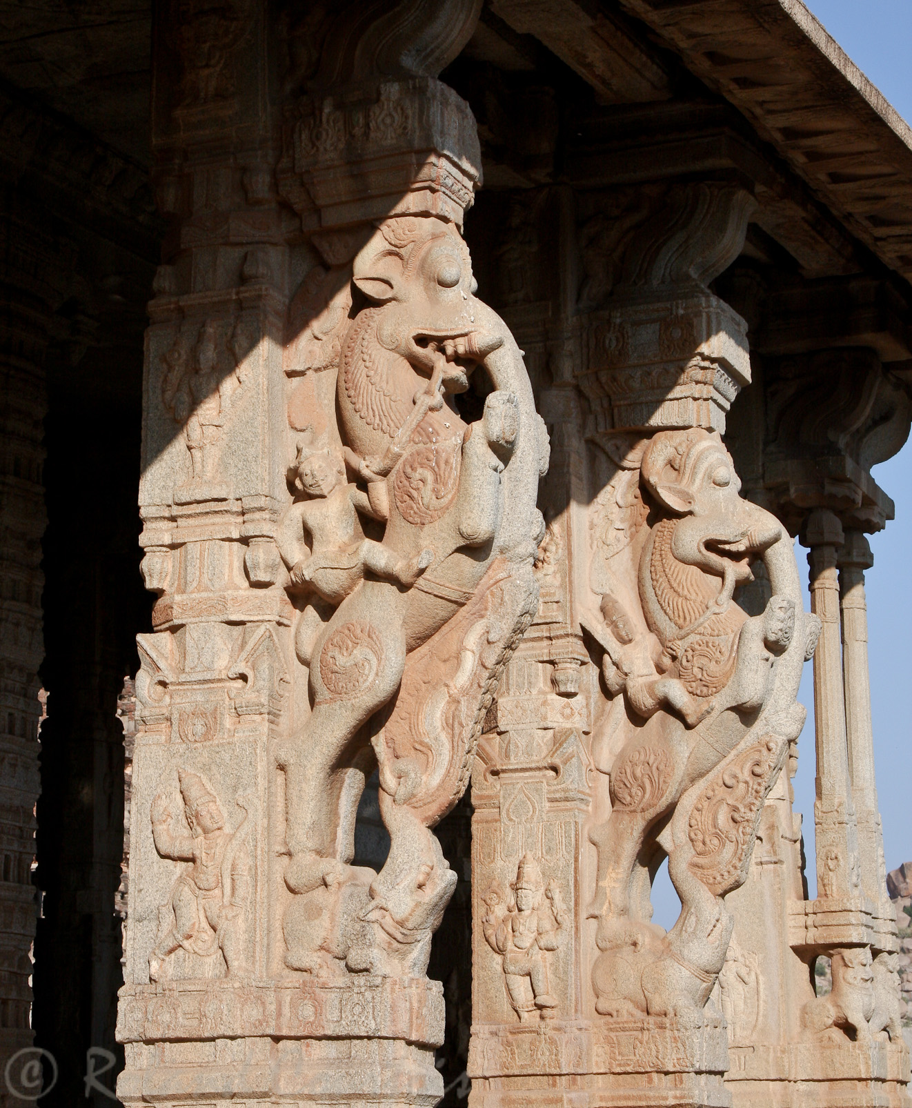 Temple de Vithala: des animaux fantastiques, chevauchés par des cavaliers, symbolisent l'art de Vijayanagar.
