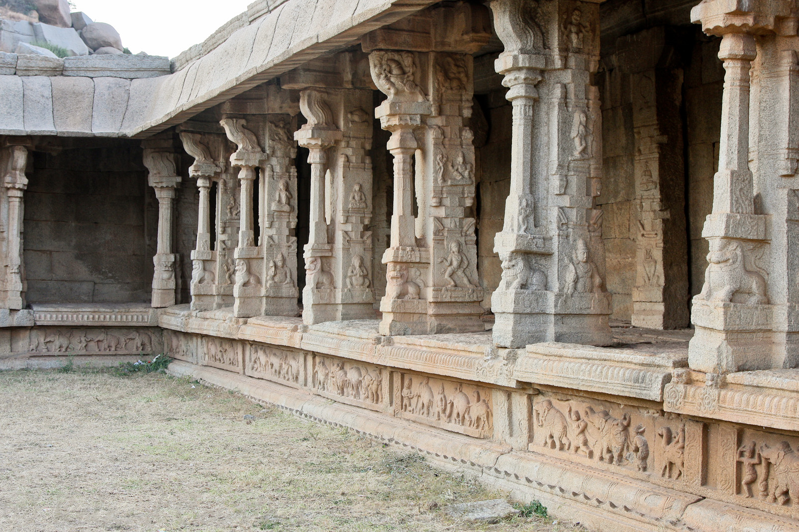 Temple de Achyuta Raya: le déambulatoire est marqué par de jolies colonnes.
