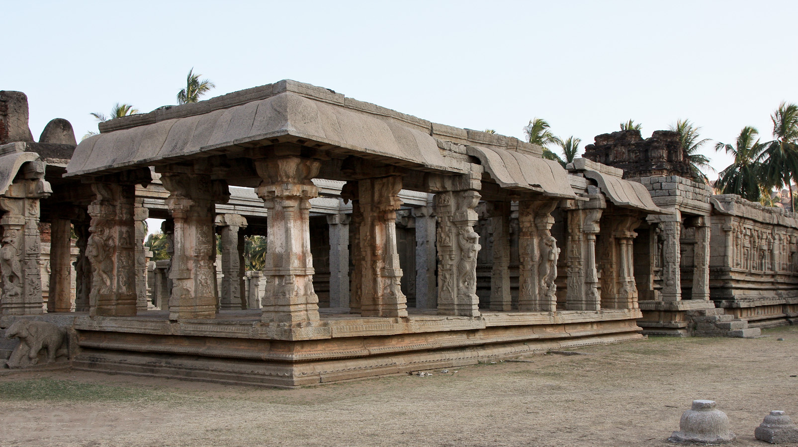 Temple de Achyuta Raya: les cavaliers dressés semblent défendre l'accès au mandapa.