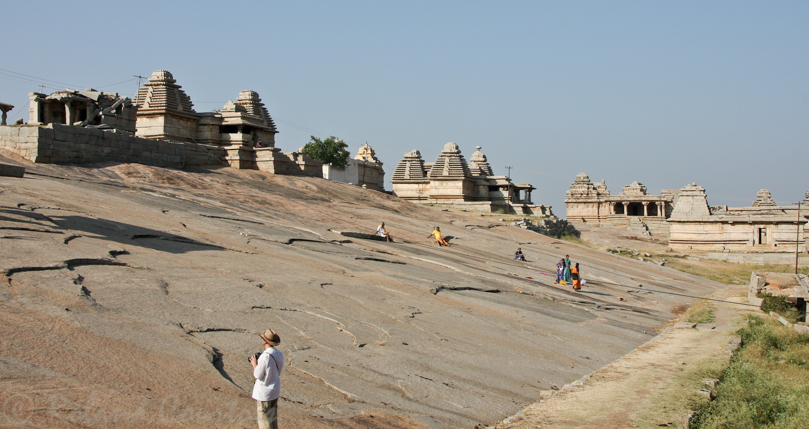 Colline d'Hemakuta: vue d'ensemble des temples de Surya et le temple de Mummadi.