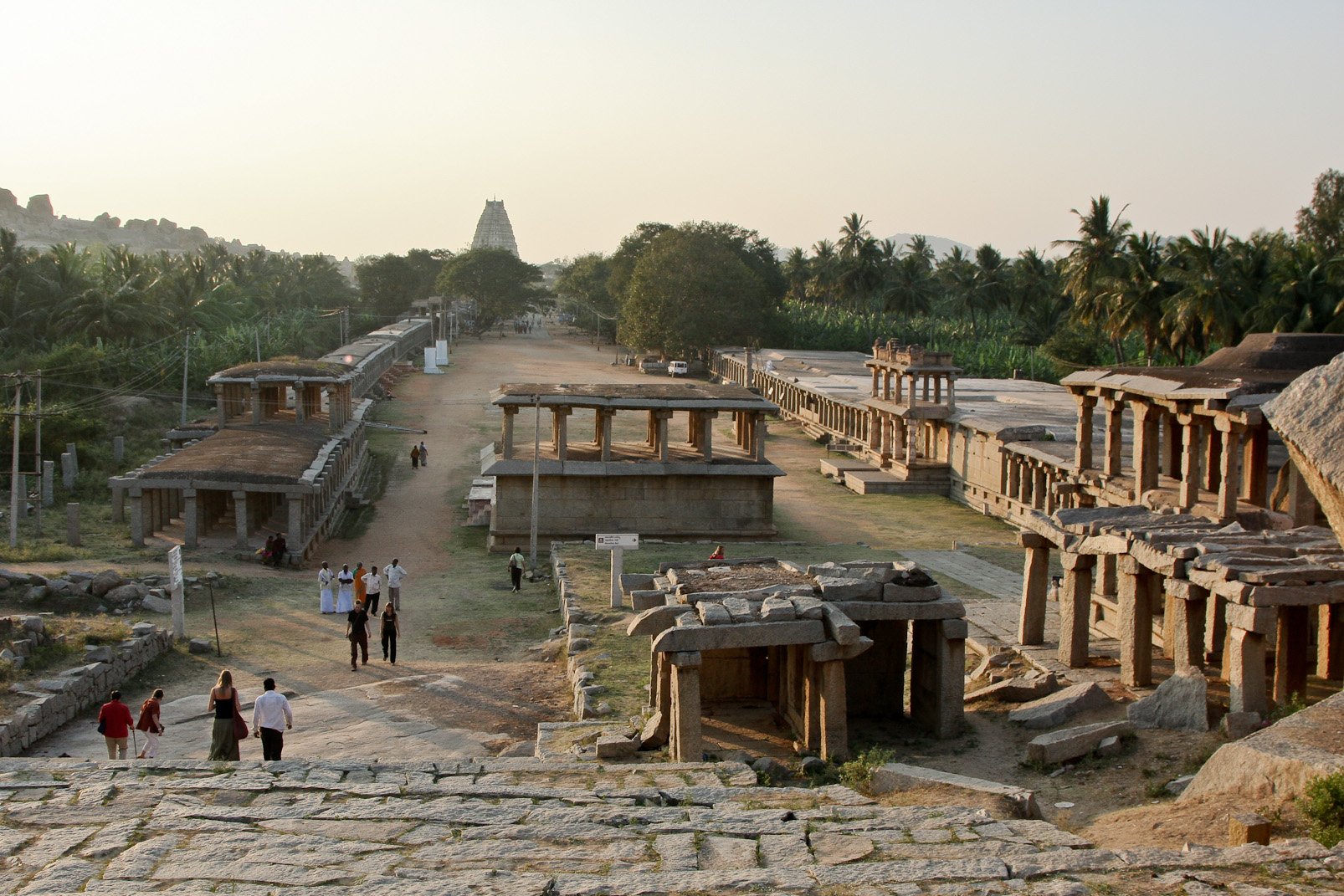 La voie à portiques fait 750 m. à partir du temple. Elle était à la fois allée processionnelle et bazar.