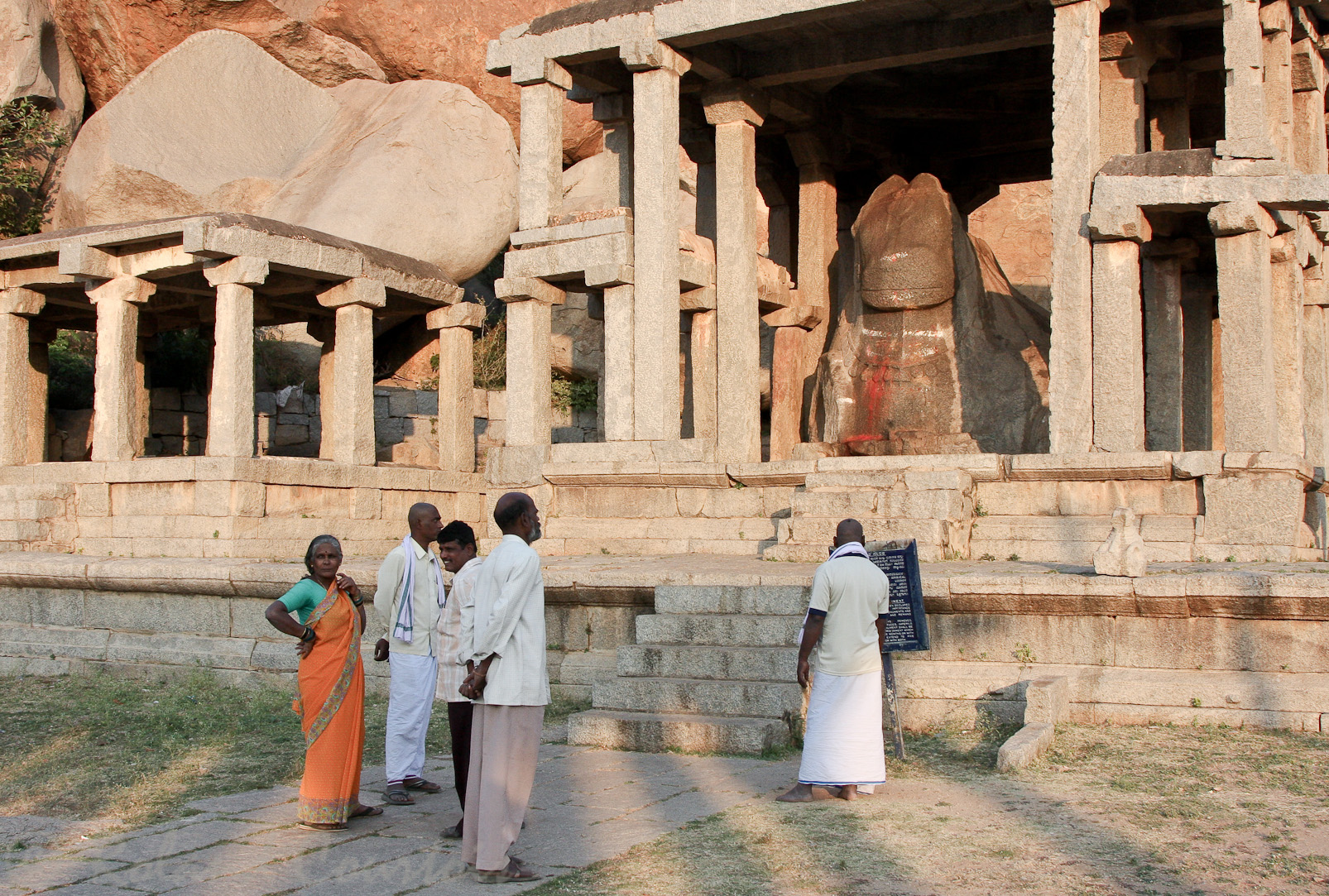 Nandi monumental qui fait face au temple de son maître, le temple de Virupaksha.