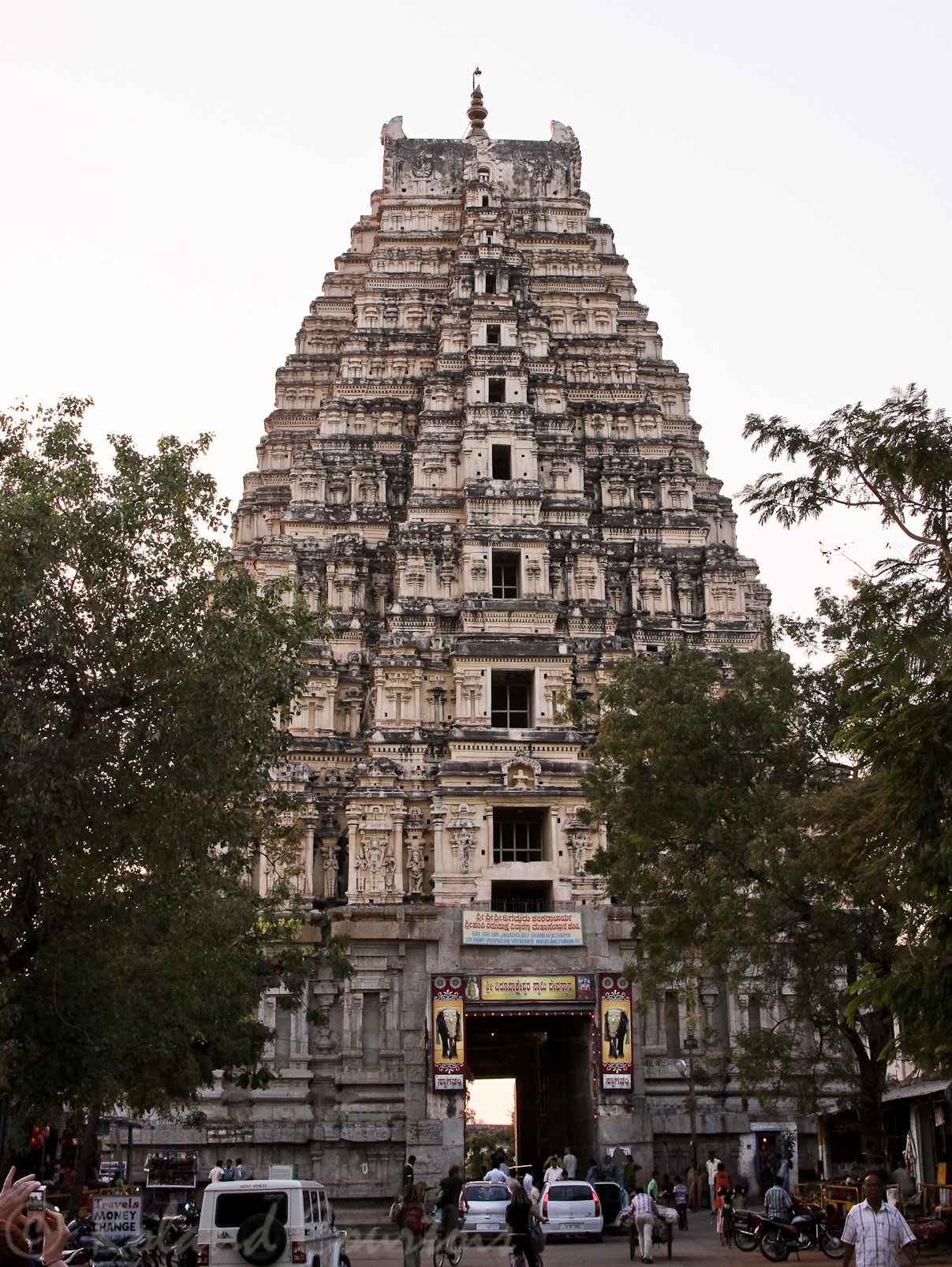 Temple de Virupaksha: le gopuram de sortie, qui sert aussi de ralentisseur de voitures !