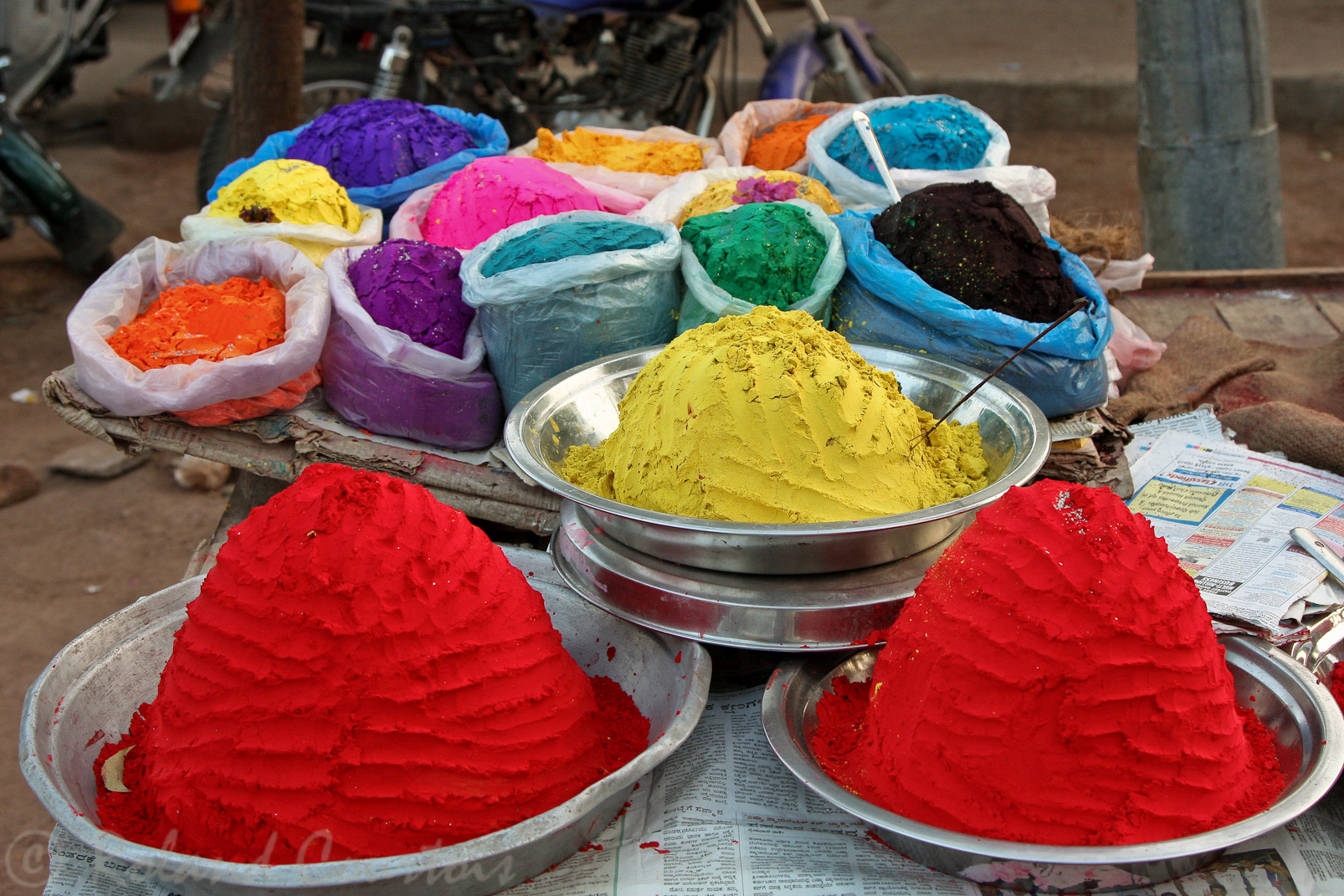Les Kolams sont dessinés avec ces colorants. Un art éphémère de peinture au sol du sud de l'Inde.
