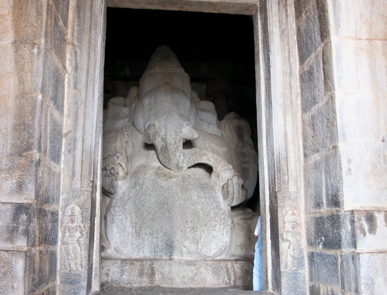 Colline d'Hemakuta: dans le sanctuaire, une énorme statue de Ganesha de 4,5 m. (Kadalekalu).
