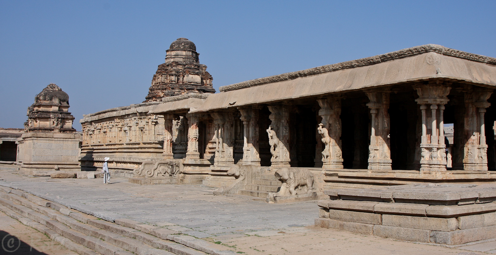 Temple de Krishna: mandapa à piliers et le sanctuaire dans le fond