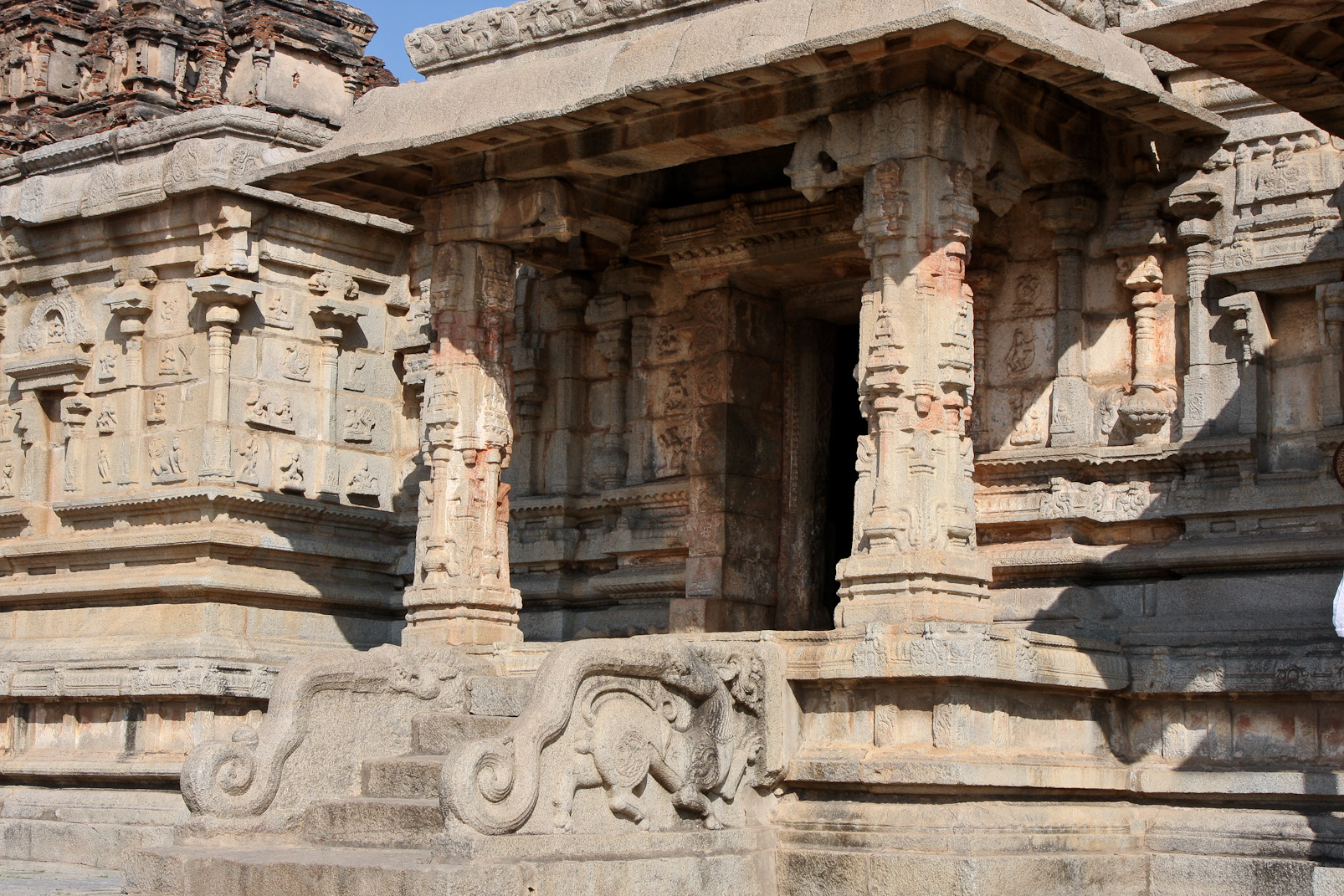 Temple de Krishna: entrée Sud monumentale.