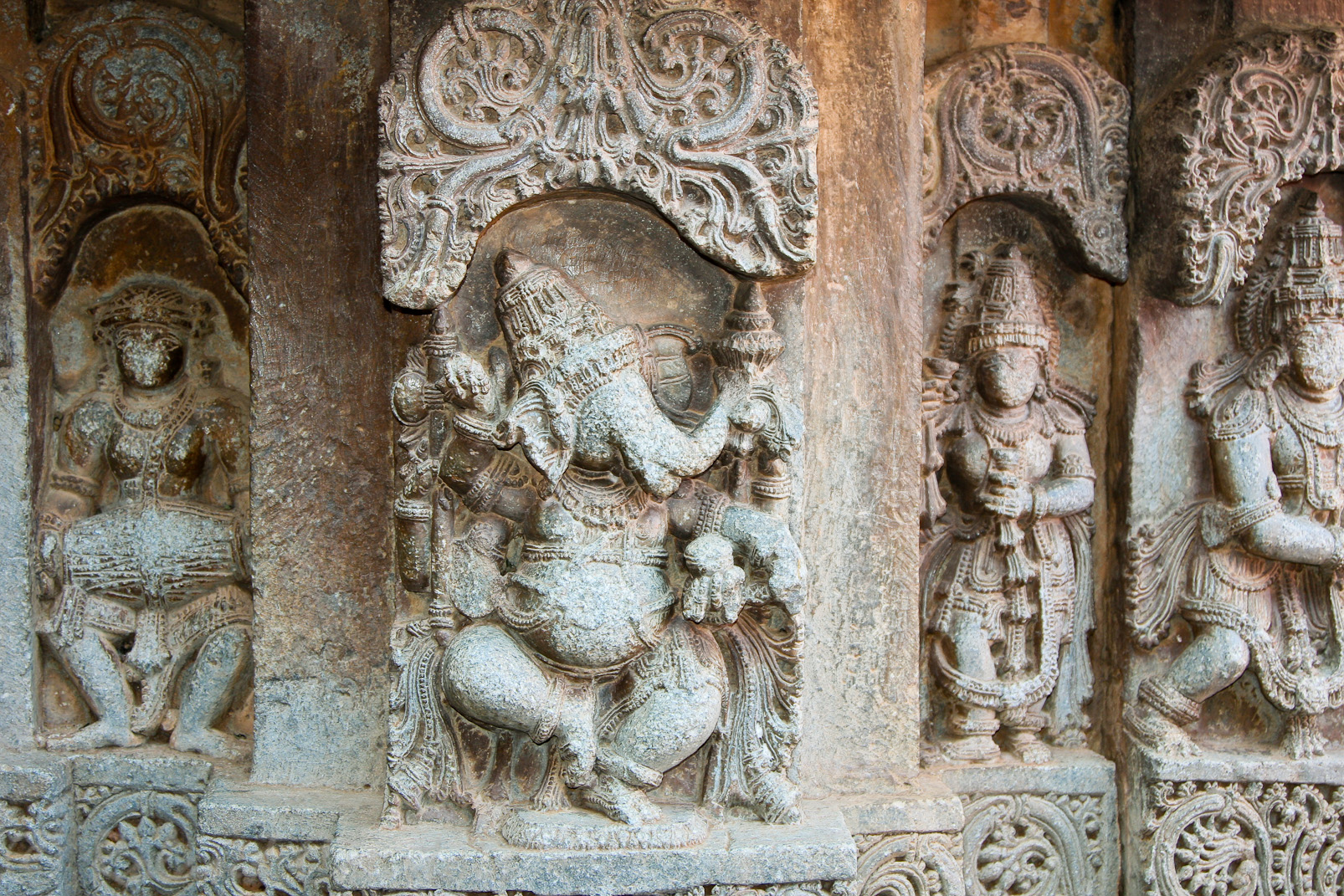 Temple de Hosaholalu: Ganesh tient en main une mangue