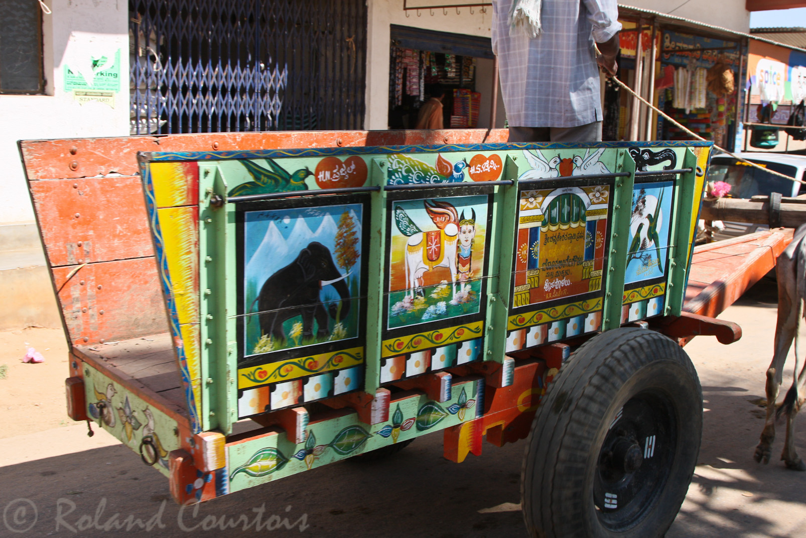 Charette décorée dans les rues de Krishnarajapet.