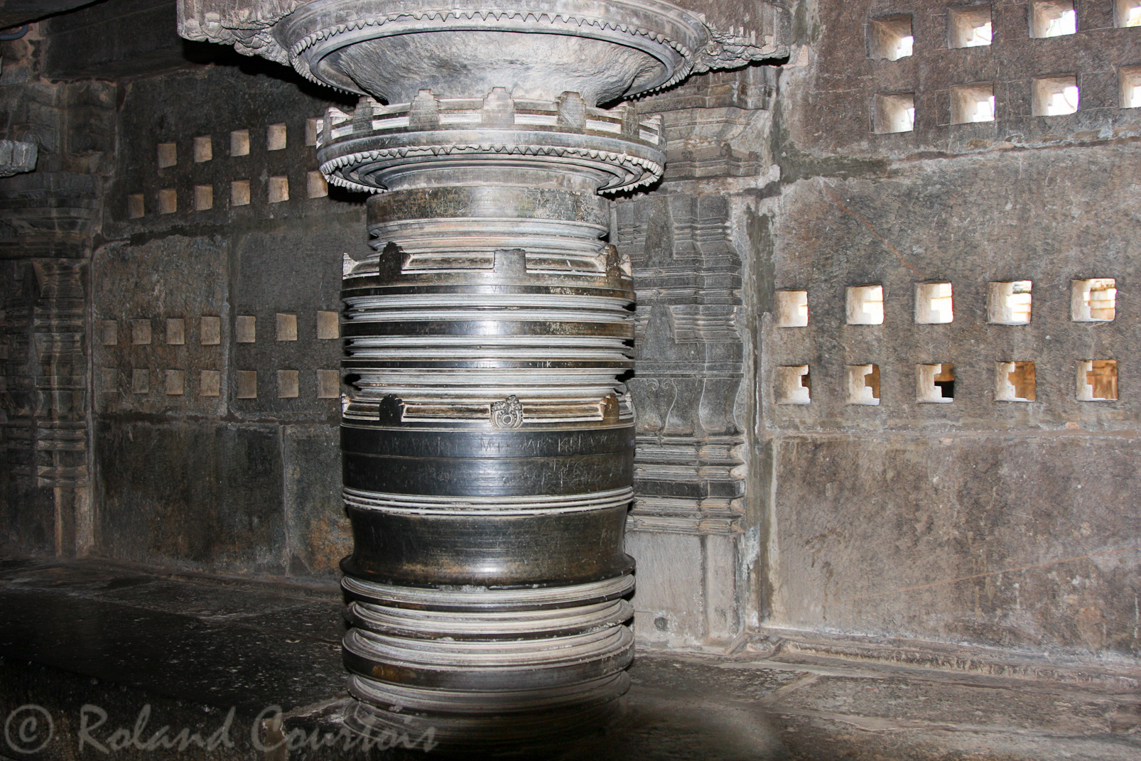 Temple de Somnathpur: colonne très décorative.