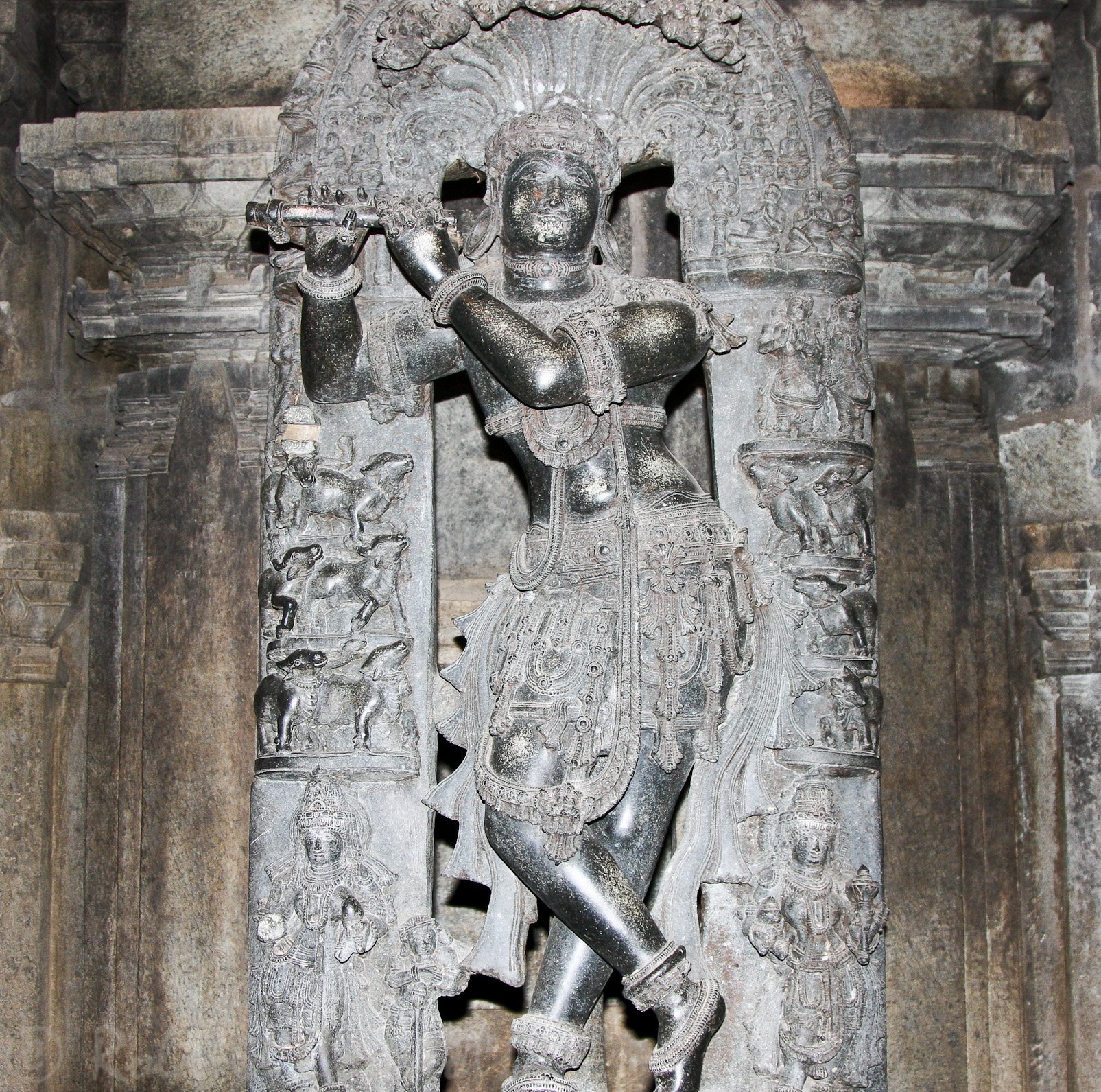 Temple de Somnathpur: Krishna, huitième incarnation de Vishnou, en joueur de flûte.