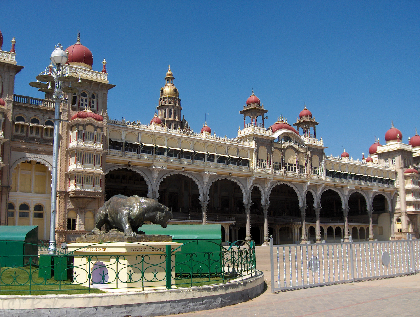 Palais du Maharaja: tribunes face à l'esplanade où se déroulaient parades et défilés militaires
