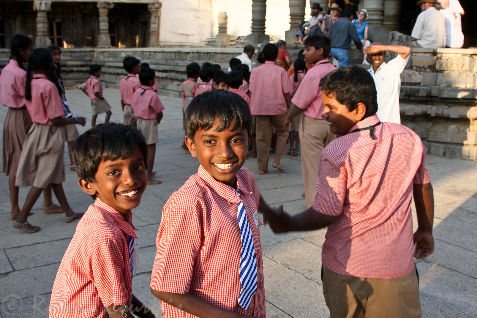 Temple de Somnathpur: écoliers en visite.