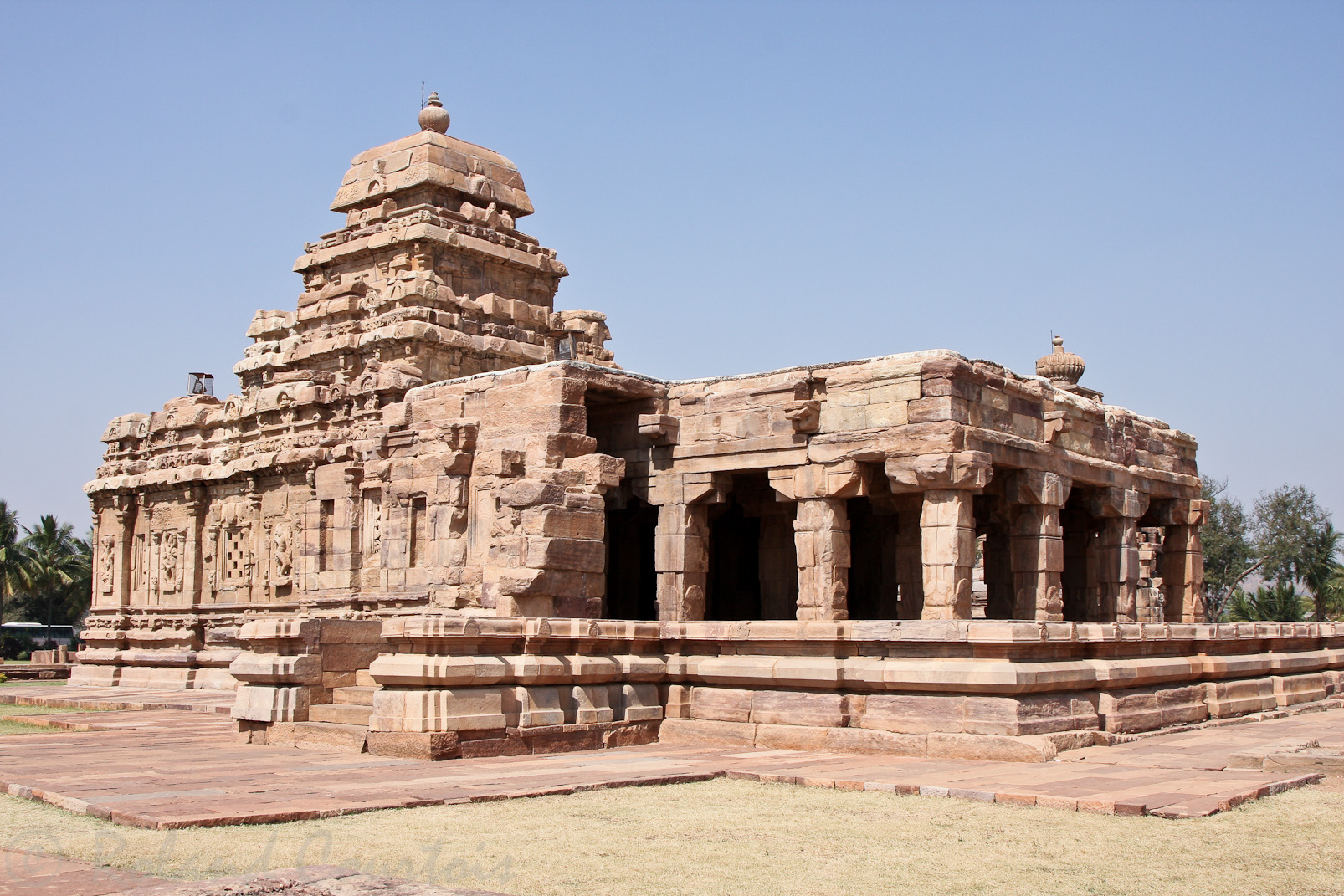 Temple de Sangameswara: de style dravidien, reconnaissable à la tour pyramidale qui surmonte le sanctuaire.