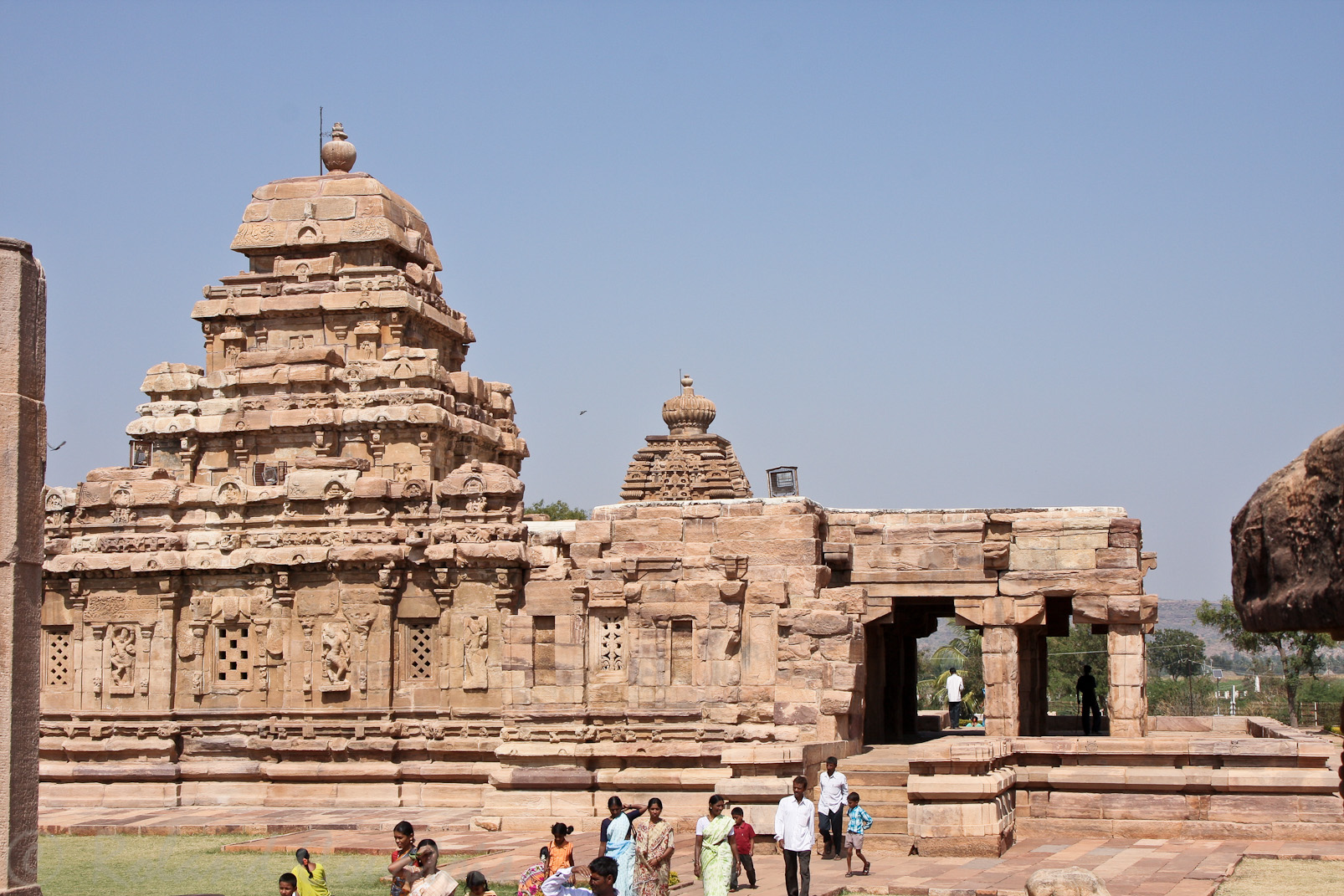 Temple de Sangameswara: la tour s'élève avec grâce jusqu'au dôme de base carrée, coiffé d'un pot de pierre.