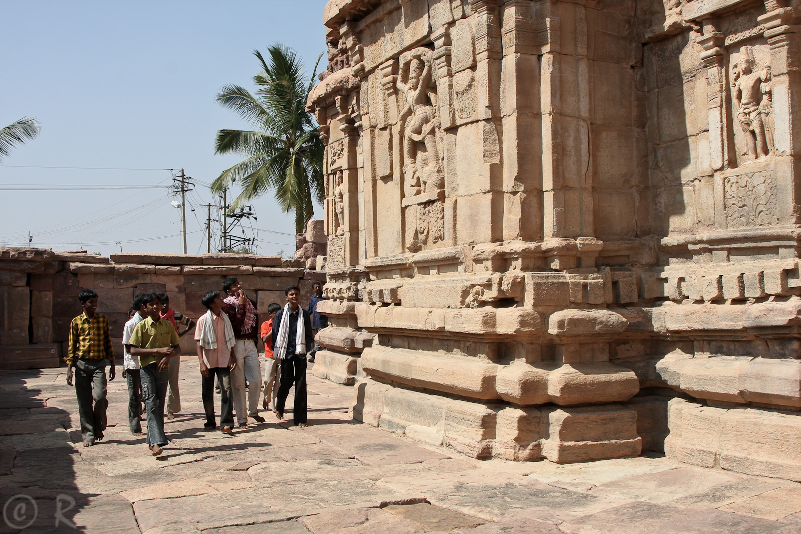 Temple de Mallikarjuna: les murs du sanctuaire sont admirés par des étudiants.