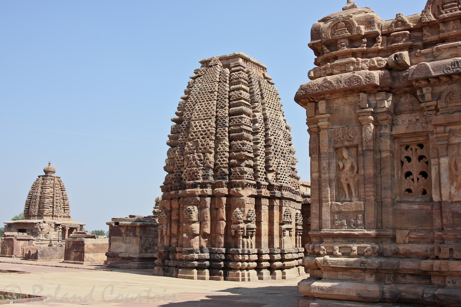 Temple de Kashivisvanath: au centre, de style nagara, le shikhara strié de 5 bandeaux verticaux prolongent les décrochements des murs du sanctuaire.