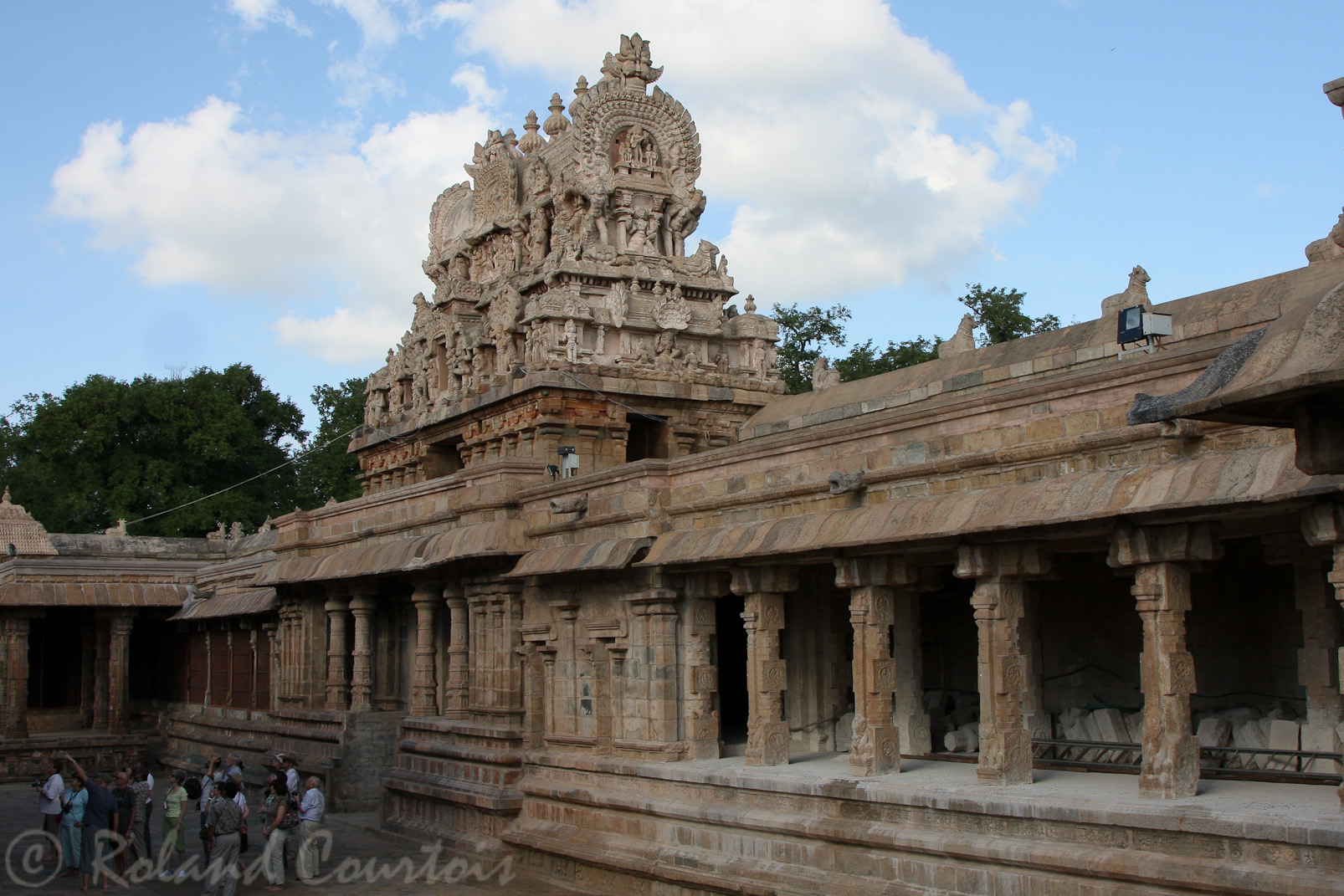 Temple d'Airavateshwara: déambulatoire surmonté du gopuram d'entrée.