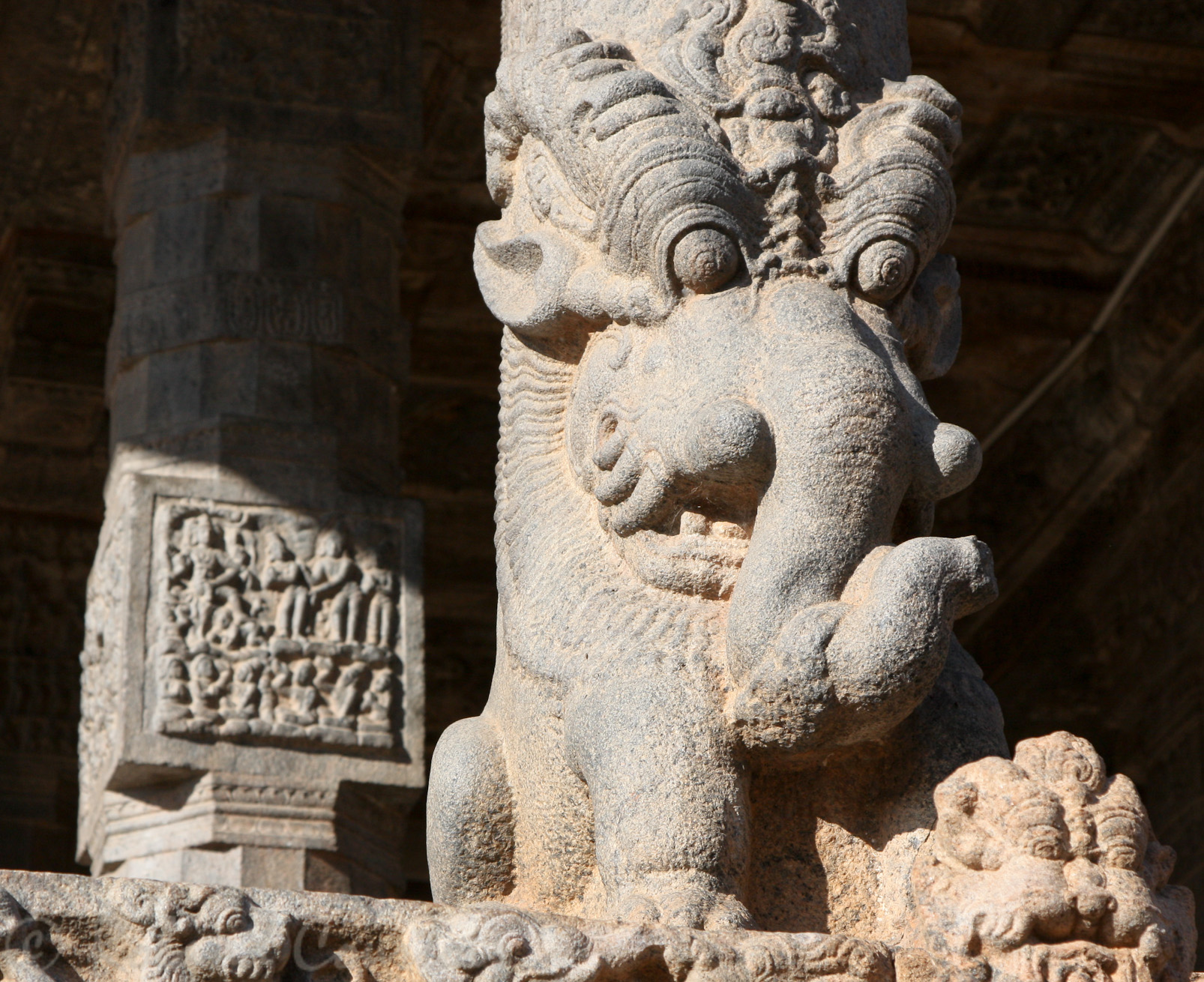 Temple d'Airavateshwara: Les colonnes extérieures reposent sur des Yalis assis.