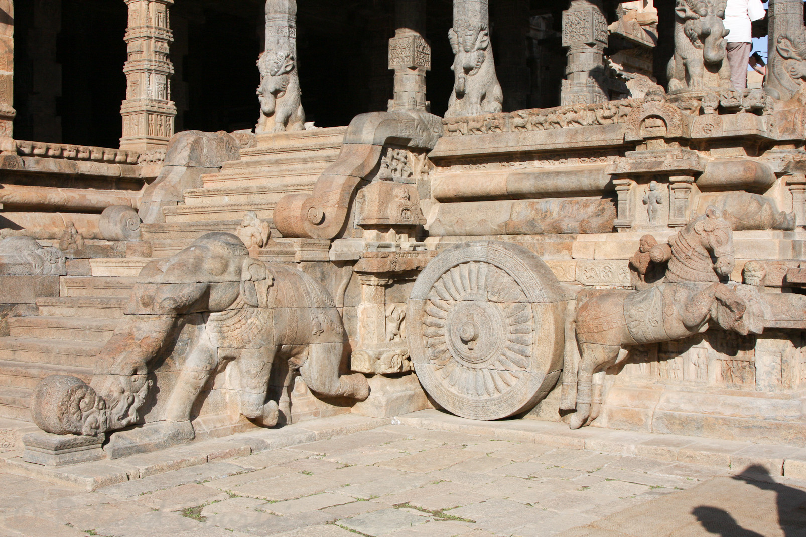 Temple d'Airavateshwara: Les rampes sont formées d'un makara, d'un éléphant et d'une vache.