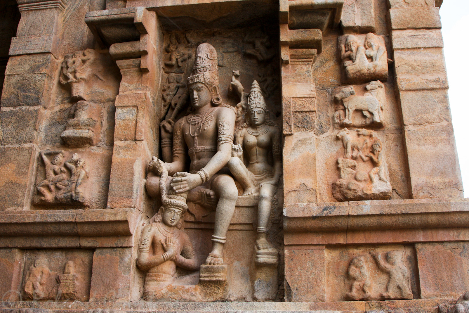 Temple de Pragatishwara : Shiva en compagnie de Parvati dépose une guirlande de fleurs sur la tête de son gardien