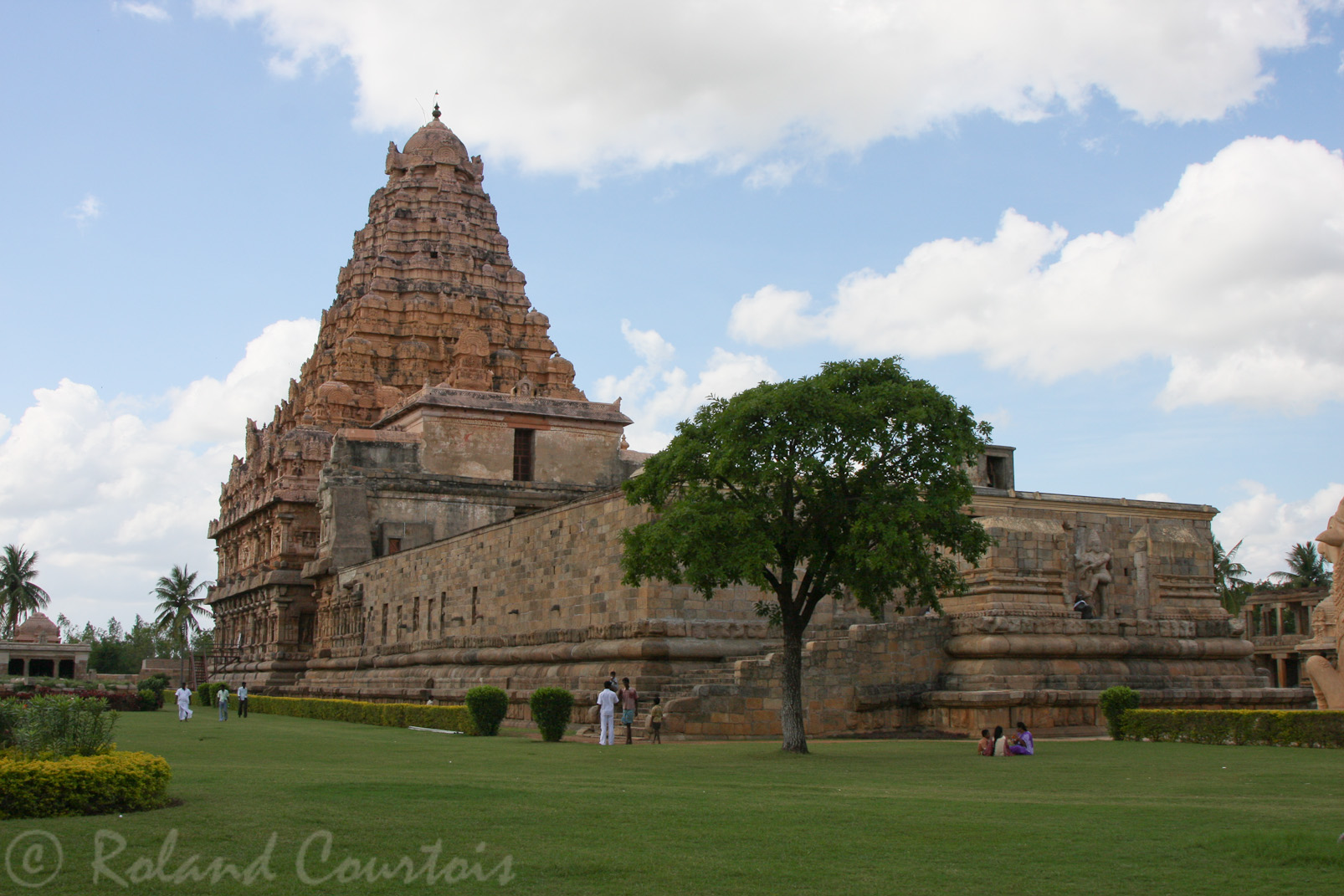Temple de Pragatishwara : Il est en trois parties, à l'avant une salle aux 150 piliers, suivie d'un mandapa et du sanctuaire.