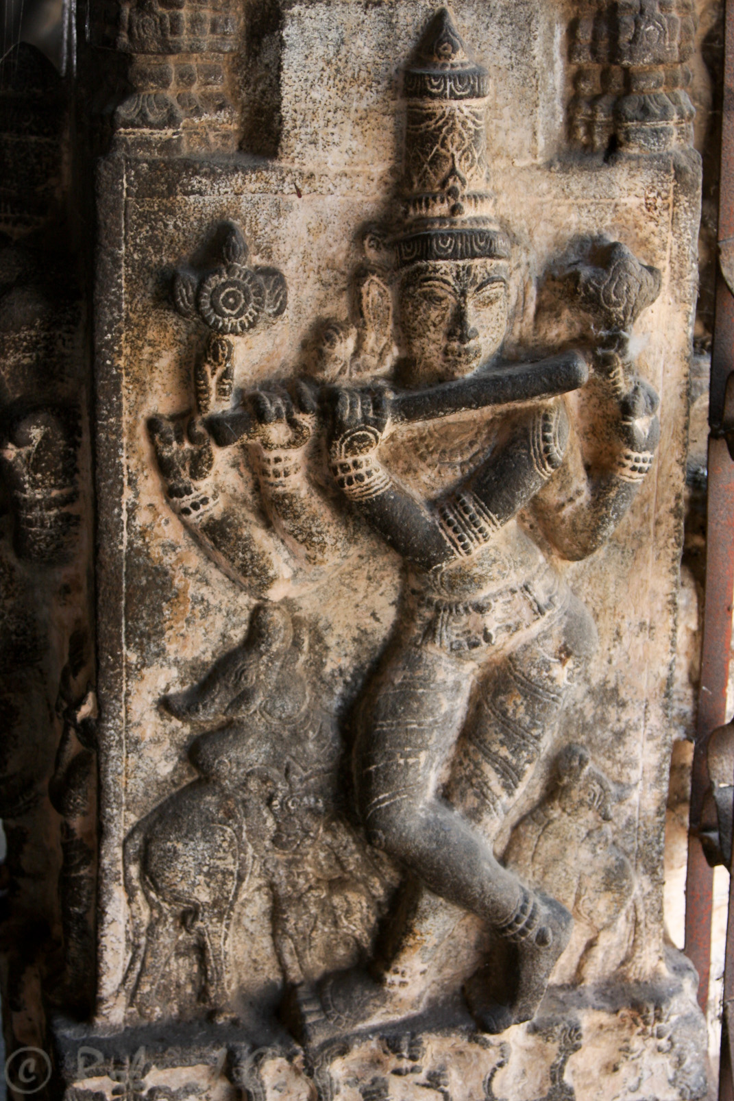 Temple de Varadaraja. Krishna jouant de la flûte.