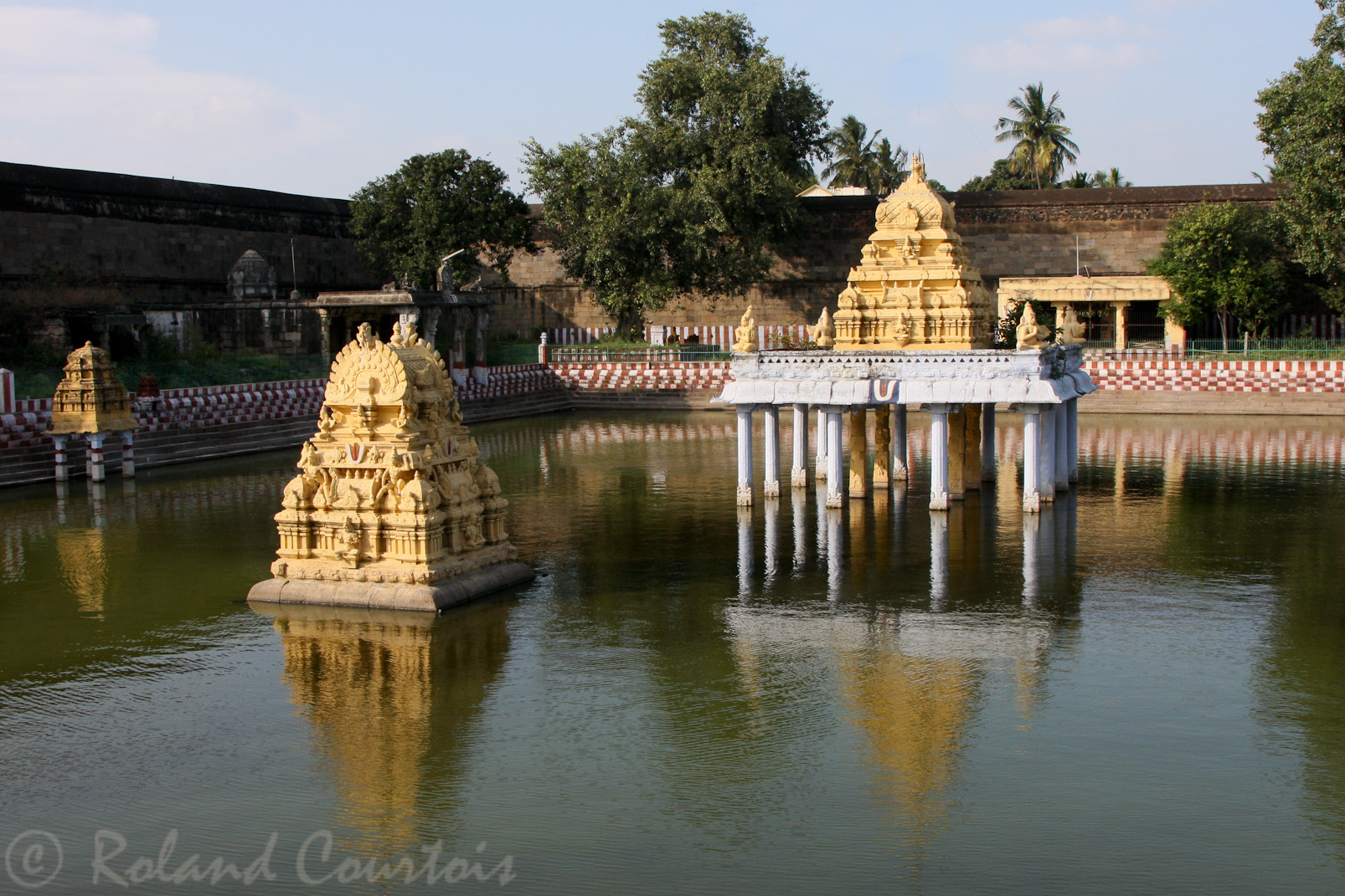 Temple de Varadaraja. A côté du Mandapa aux 96 colonnes, bassin sacré.
