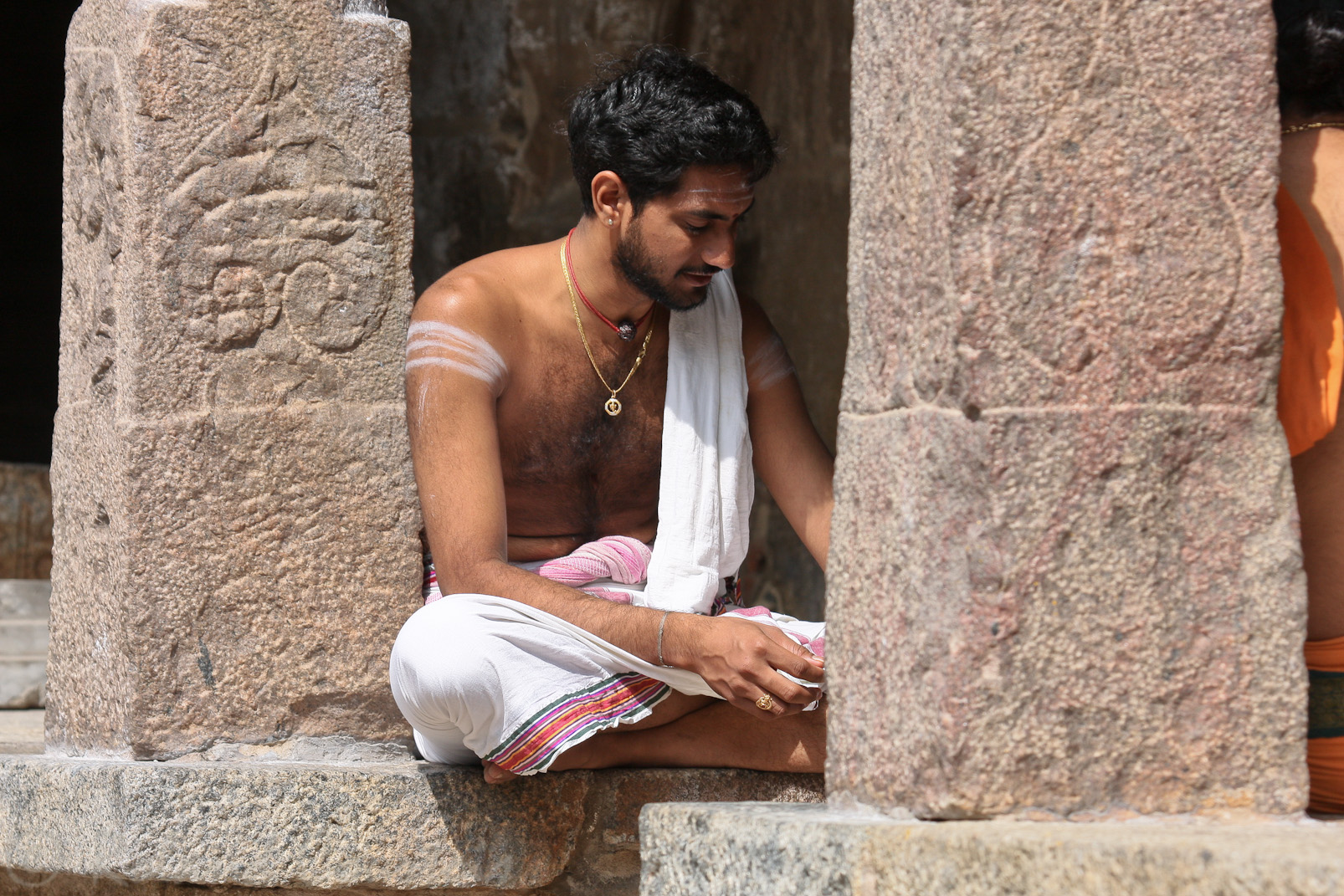 Temple de Kailashanatha. Un brahmane en prière.