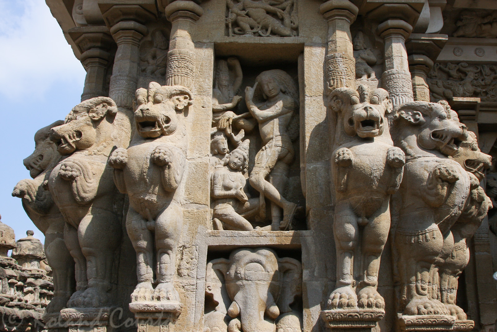 Temple de Kailashanatha. Shiva représenté comme un mendiant et séduisant les épouses de Brahma