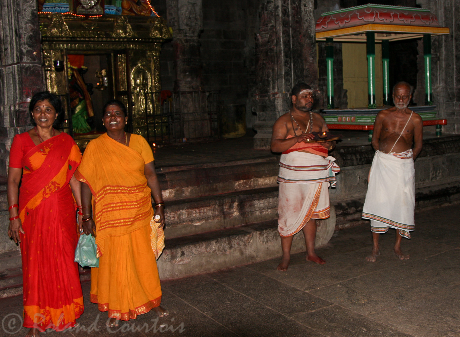 Temple d'Ekambareshvara. Gardiens et pélerins devant le sanctuaire