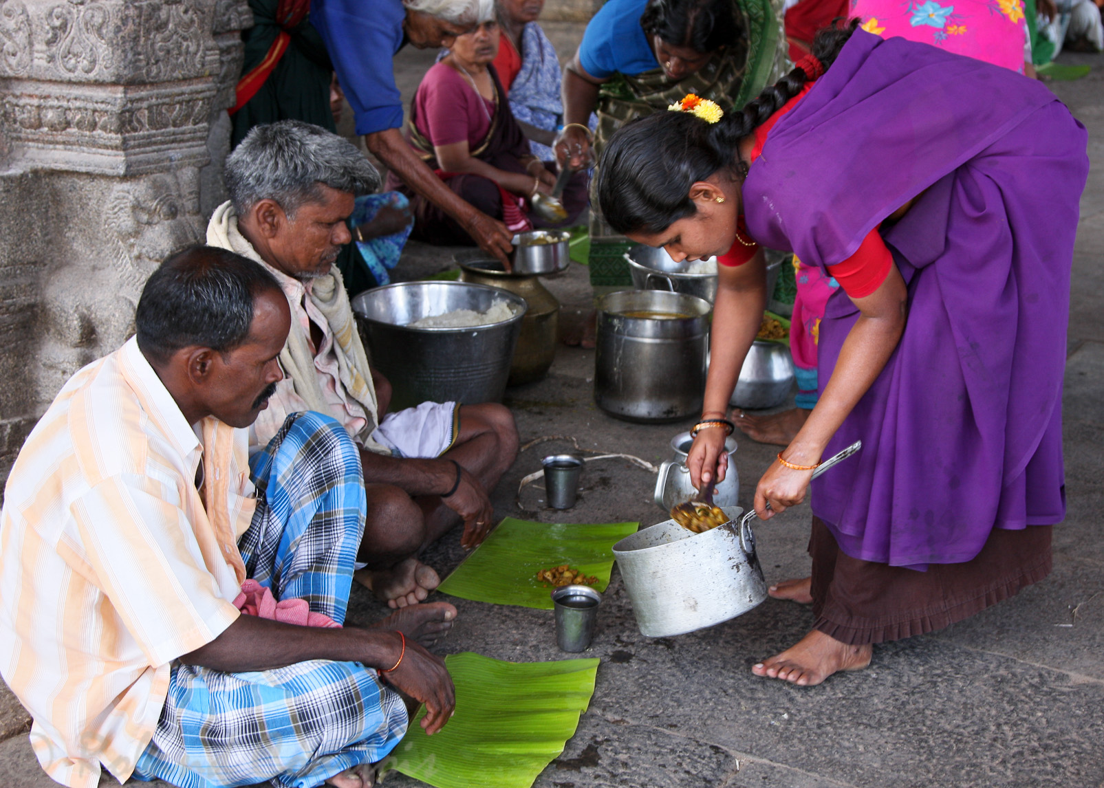 Temple d'Ekambareshvara. Distribution de nourriture aux pélerins utilisant une feuille de bananier .