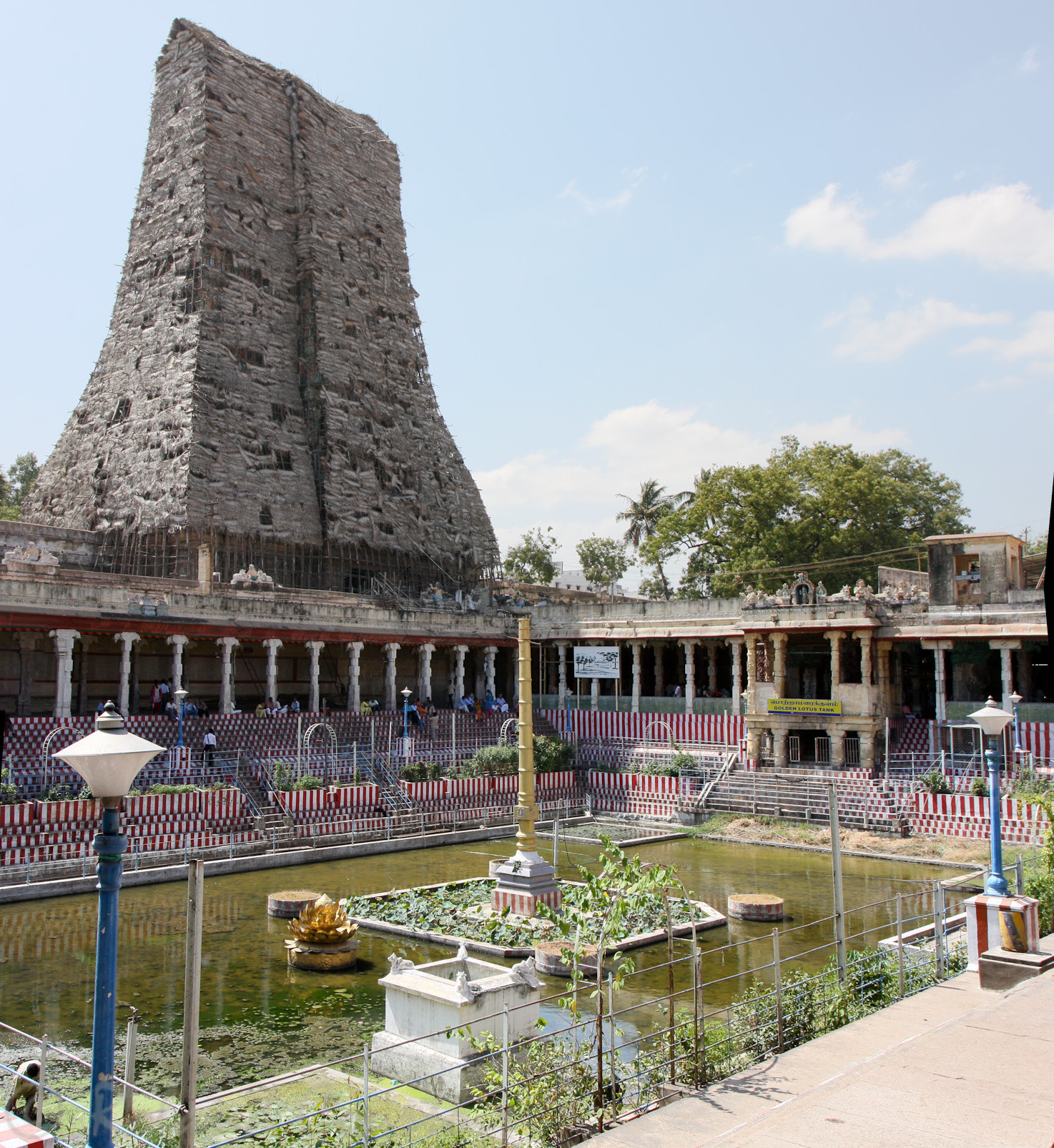 Temple de Minakshi:  en 2009, bassin au Lotus d'Or avec un des gopurams en restauration.