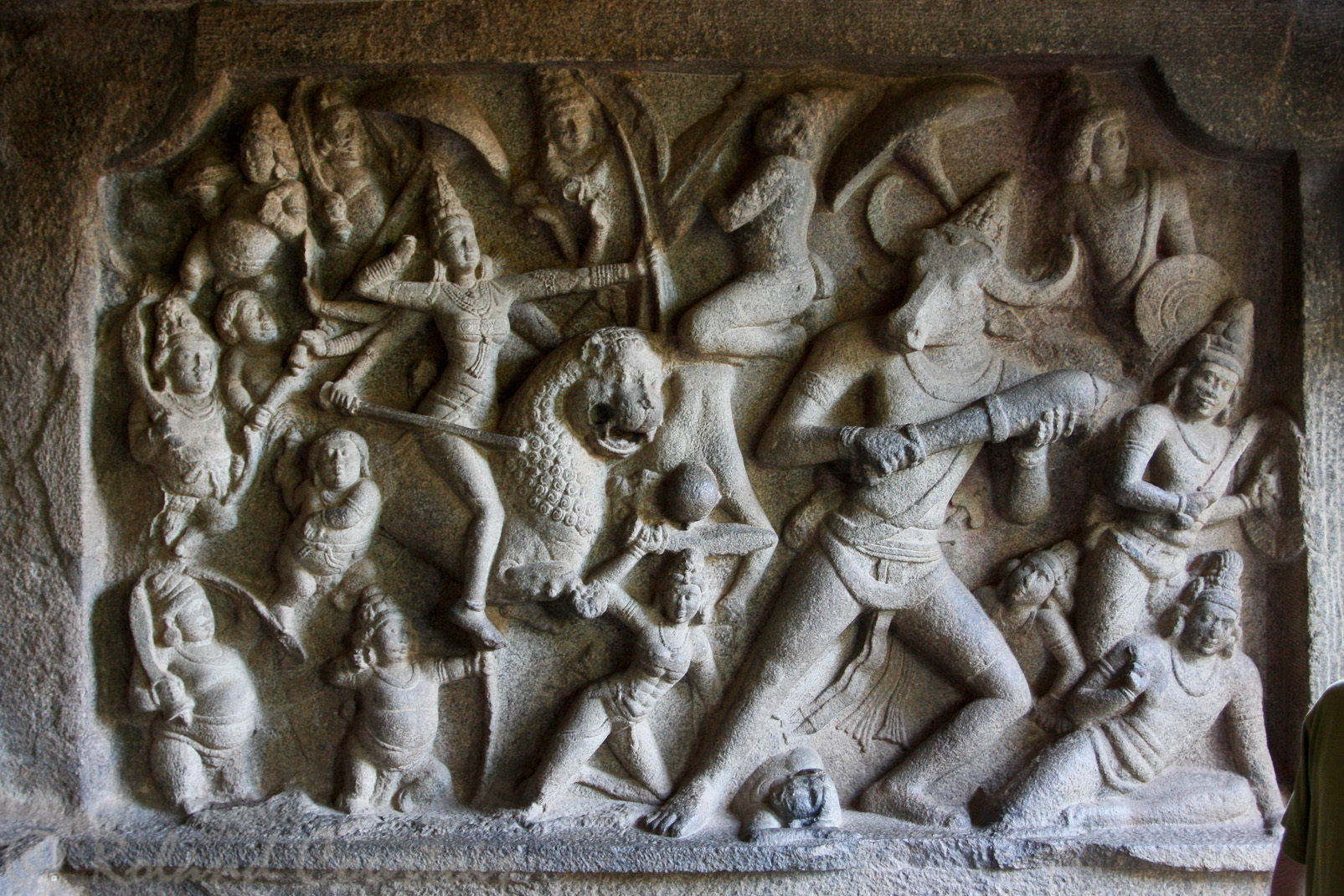Temples de la colline: Durga Mahishasuramardini chevauchant son lion, décoche une flêche vers le démon à tête de buffle.