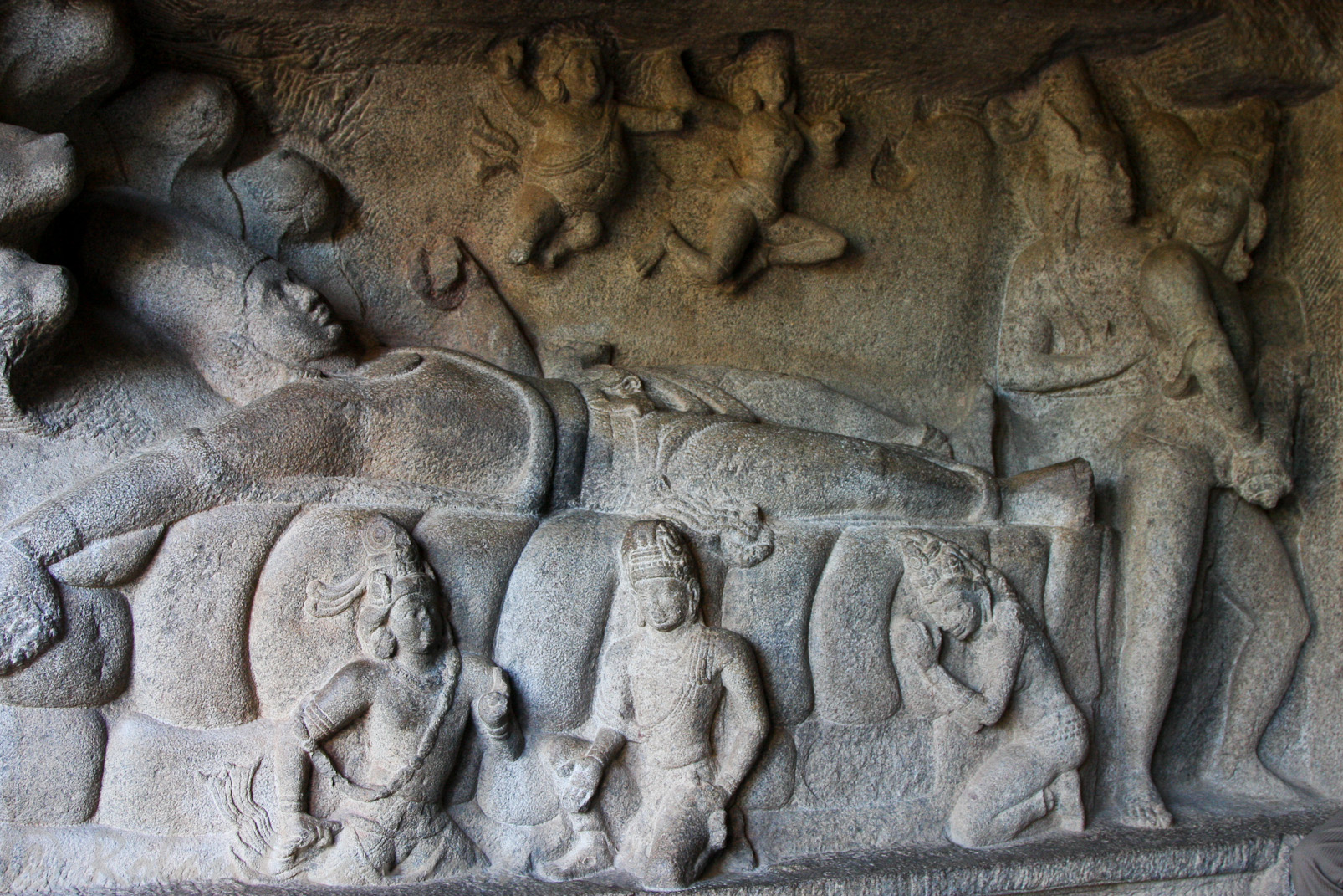 Temples de la colline: détail de Vishnou endormi dans les bras du serpent Ananta.
