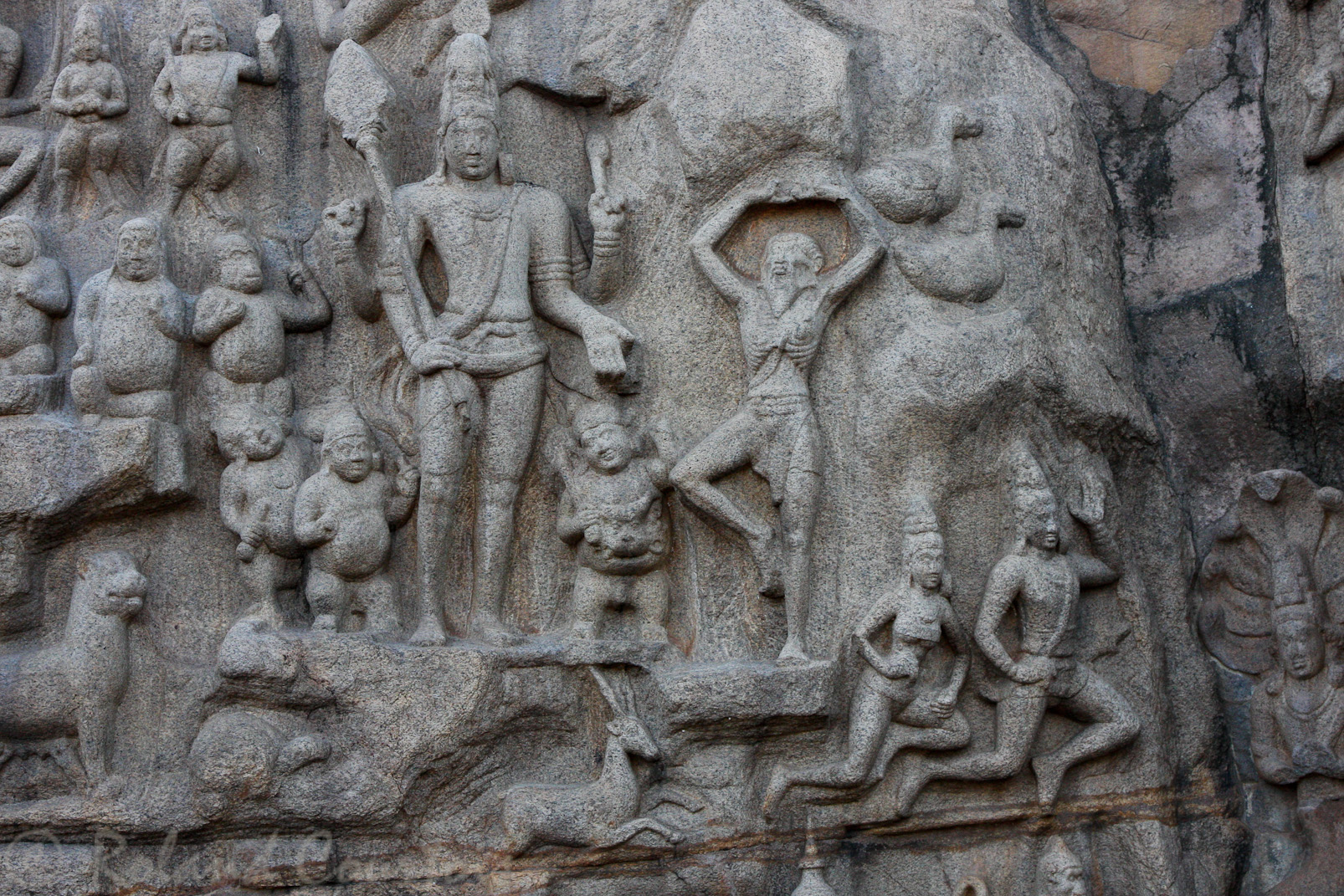 Descente du Gange: l'ascète Arjuna se tient sur une jambe mains au-dessus de la tête et fixe le soleil. A sa gauche, Shiva lui tend l'une de ses quatres mains en geste de don. Il lui accorde l'arme miraculeuse.