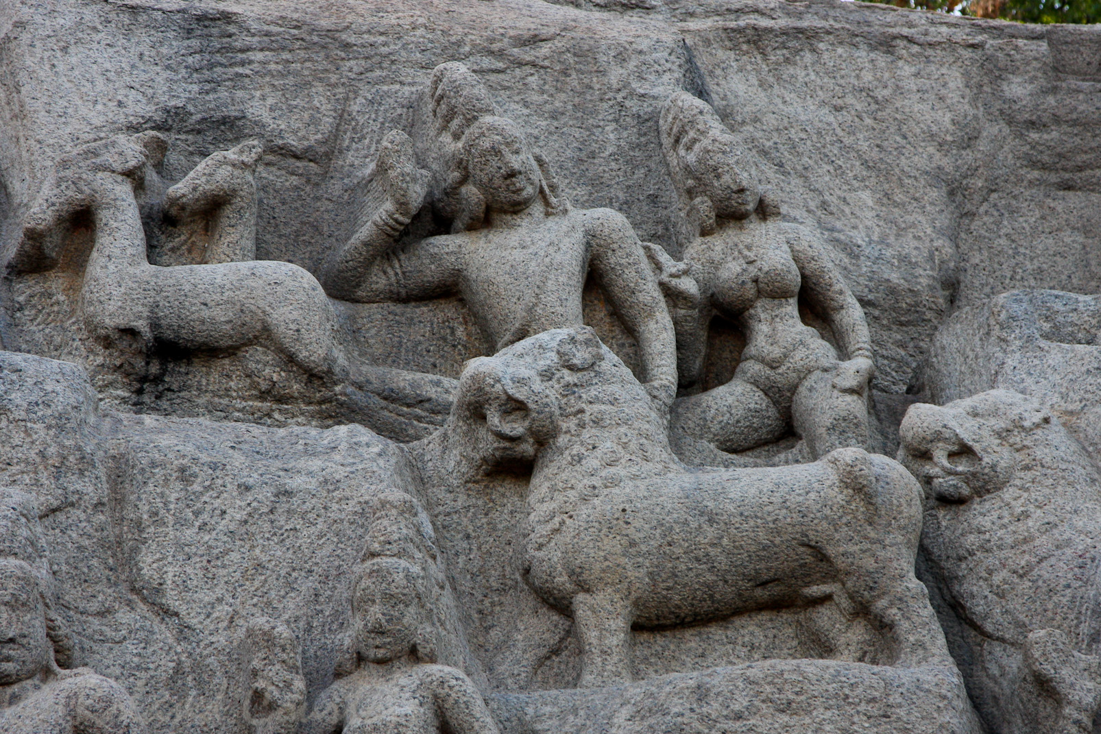 Descente du Gange:  détail des dieux et des êtres célestes.