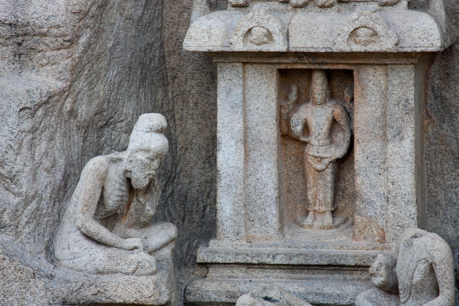 Descente du Gange: des ascètes écoutent l'enseignement du gourou et méditent autour d'un petit sanctuaire himalayen.